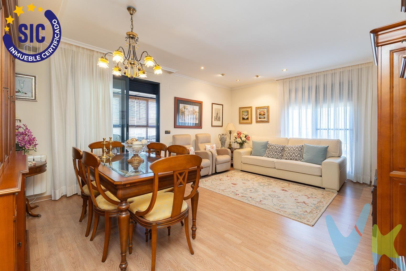 Ático en residencial premium con piscina en Mislata – Gran terraza con vistas espectaculares. Te presentamos este exclusivo ático en uno de los mejores residenciales de Mislata, ubicado en una zona privilegiada y muy demandada, con zonas comunes, piscina, parque infantil y todos los servicios a tu alcance. 🏡 Características destacadas:. Impresionante terraza descubierta con vistas panorámicas, perfecta para disfrutar del aire libre y del sol durante todo el año. Terraza cubierta climatizada, acondicionada como segundo salón-comedor, ideal para relajarte o recibir visitas en cualquier época. 3 habitaciones amplias y luminosas. 2 baños completos, funcionales y con excelentes acabados. Cocina totalmente equipada con acceso a lavadero independiente. ✨ Extras que marcan la diferencia:. Excelentes calidades en toda la vivienda. Totalmente amueblado y equipado, listo para entrar a vivir. Climatización frío-calor por conductos. Plaza de garaje muy amplia incluida. Trastero grande, ideal para almacenaje adicional. Vive en el mejor residencial de Mislata, rodeado de zonas verdes, comercios, colegios y muy bien conectado por transporte público. Una vivienda única por espacio, vistas y calidad, pensada para quienes buscan confort, estilo y una excelente ubicación. 📞 Contáctanos para más información o para agendar tu visita. ¡Te encantará!. VENTA:. PVP 590.000€.  Gastos e impuestos no incluidos en el precio. La compra conlleva impuestos y gastos de formalización para el comprador. A título orientativo se informa que en segundas transmisiones el  ITP  con carácter general en  Valencia  es del  10%, pudiendo existir otros tipos impositivos atendiendo a  las circunstancias  personales del comprador u otras circunstancias previstas legalmente. Base imponible del impuesto el mayor valor entre el precio de compraventa, la tasación o el valor de referencia catastral. En cuanto a los gastos de  notaría y registro, en su caso,  suelen oscilar aprox; entre 1,5% y 2,5% (aranceles variables según precio, n.º de copias y complejidad). El comprador elige notario. Si el comprador precisase de  hipoteca: tasación, condiciones y costes bancarios serán según entidad elegida por el comprador, así como los gastos de gestoría, y cualesquiera otros gastos inherentes a la formalización de la compraventa que legalmente correspondan a la parte compradora, salvo pacto expreso en contrario con el vendedor. El consumidor tiene,  conforme a la normativa vigente, a su disposición información y documentación adicional relativa al inmueble y condiciones de la compraventa, que podrá ser consultada en C/Joaquín Costa 4, bajo 46005 Valencia o urbe2@remax.es. Honorarios de mediación inmobiliaria a cargo del  COMPRADOR: (3% del precio final de venta más IVA (21%), salvo otro pacto.); y  de VENDEDOR (según acuerdo con el mismo). . Se informa al consumidor que la agencia actúa como intermediaria inmobiliaria en la operación, estando cualquier eventual compraventa y sus condiciones sujeta a la aceptación expresa del propietario-vendedor y a la posterior formalización del correspondiente contrato.