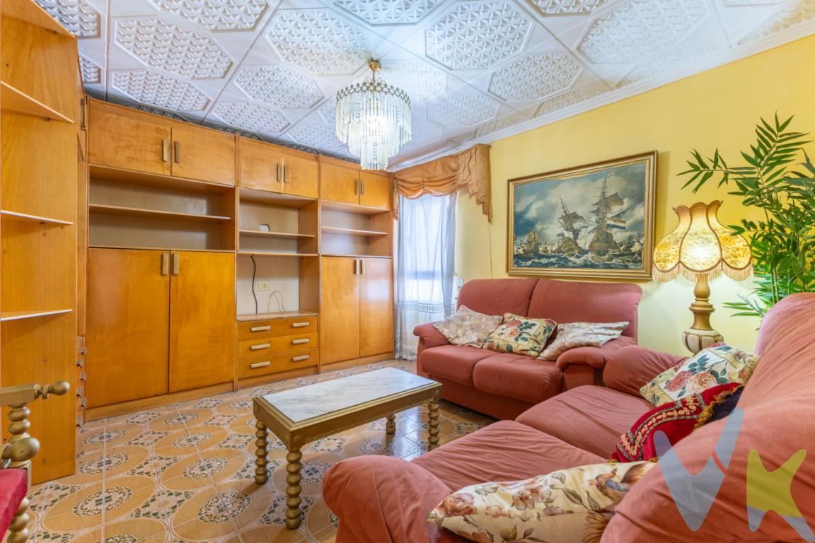 Te presentamos esta fantástica vivienda de 105 m², ideal para familias o como inversión, ubicada en una zona céntrica con todos los servicios a tu alcance.Destaca por su gran luminosidad, gracias a su excelente orientación y amplios espacios. La vivienda cuenta con 4 habitaciones, perfectas para adaptarlas a tus necesidades (dormitorios, despacho, vestidor), y un baño completo.Su ubicación es inmejorable: rodeada de comercios, centros comerciales, parques y con excelente conexión mediante transporte público, con varias líneas de autobús a pocos pasos.Una oportunidad perfecta para vivir en el centro con comodidad, espacio y todas las facilidades al alcance. Información adicional de interés:    El precio indicado no incluye gastos ni otros conceptos. Al precio publicado deberá añadirse:    - Honorarios de intermediación de la agencia inmobiliaria  -Gastos de inscripción en el Registro de la Propiedad  - Honorarios notariales  Impuestos aplicables a la transmisión (IVA o ITP y AJD, según el caso)    - El inmueble se vende sin amueblar, sin electrodomésticos, enseres ni elementos decorativos.
