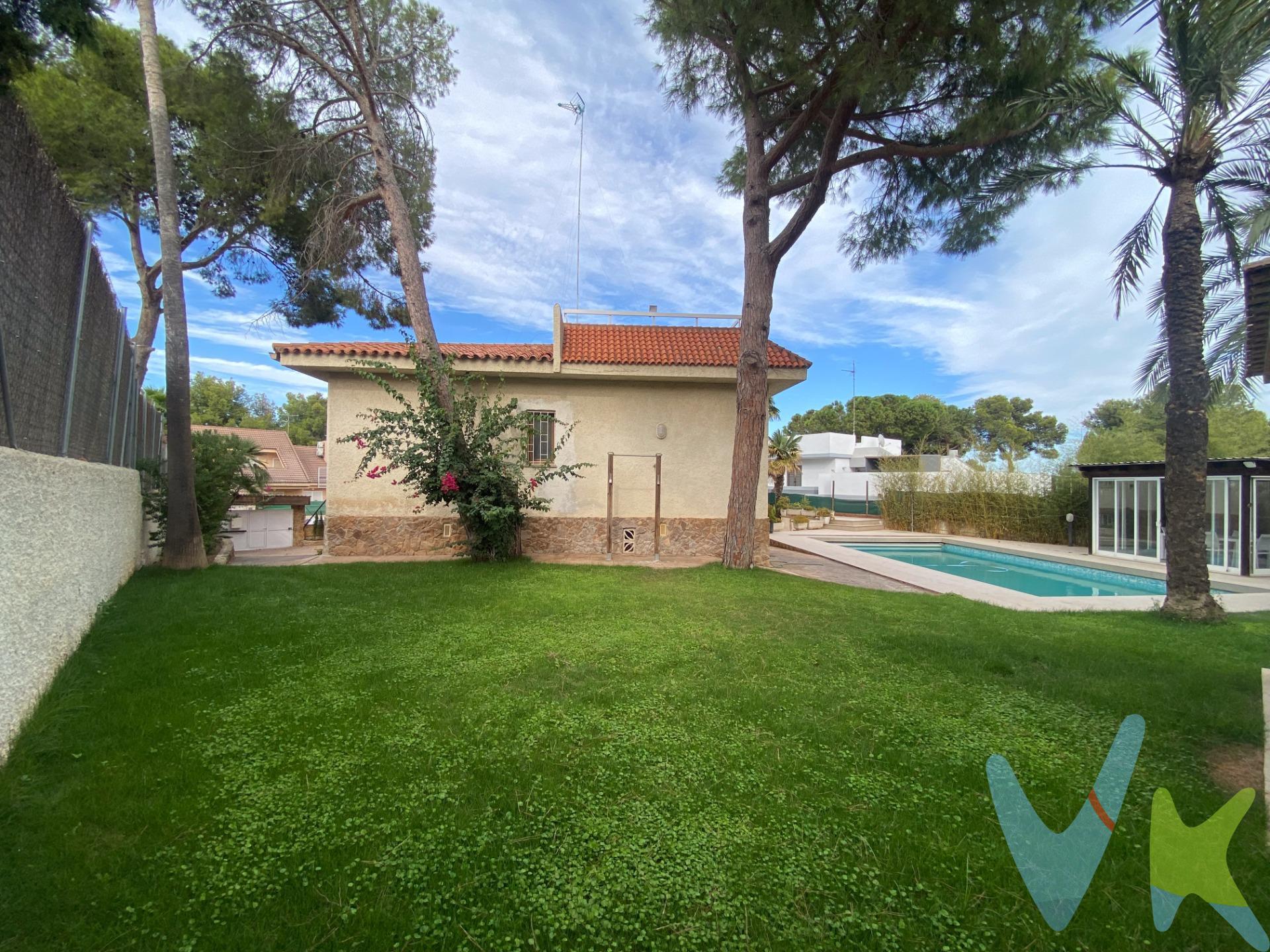 Chalet independiente con reforma de diseño en amplia parcela de 940 metros cuadrados que ofrece un entorno perfecto para quienes buscan comodidad, privacidad y calidad de vida. La vivienda se distribuye en tres plantas, conectadas de forma práctica y funcional. La planta principal alberga una moderna cocina totalmente equipada con acceso directo al exterior, donde se disfrutan el jardín, la piscina, la porchada cerrada y la zona de barbacoa, pensadas para vivir al máximo los momentos al aire libre. En esta misma planta se sitúa un amplio y luminoso salón-comedor con chimenea, perfecto como punto de encuentro familiar, junto a tres dormitorios, destacando la suite principal con baño privado. Completa la distribución un segundo baño completo que da servicio al resto de habitaciones. La segunda planta alberga una acogedora buhardilla, perfecta como sala de estar adicional, despacho o zona de ocio, junto a un tercer baño completo. Desde aquí se accede a una gran terraza privada con excelentes vistas y orientación, un espacio único para relajarse con total privacidad. En la planta sótano se sitúa el amplio garaje con capacidad para tres vehículos, un espacioso trastero, el lavadero y un aseo auxiliar pensado para dar servicio a la piscina y al área exterior. El exterior de la propiedad está concebido para disfrutar en cualquier época del año: el jardín privado, la piscina, la barbacoa y las zonas de descanso invitan a compartir momentos inolvidables rodeados de naturaleza. En definitiva, se trata de un chalet que combina elegancia, comodidad y tranquilidad, ideal como residencia habitual o como segunda vivienda para disfrutar de escapadas y vacaciones. Por mandato expreso del propietario, comercializamos este inmueble en MULTIEXCLUSIVA, lo que le garantiza un servicio de calidad, un trato fácil, sencillo y sin interferencias de terceros. Por este motivo, se ruega no molestar a los propietarios, a los ocupantes de la propiedad y a los vecinos. Muchas gracias por su comprensión. Si Usted es agencia inmobiliaria y tiene un cliente para este inmueble, llámenos, estaremos encantados de colaborar en esta y otras operaciones. La oferta está sujeta a cambios de precio o retirada del mercado sin previo aviso. Este anuncio en su conjunto, incluyendo textos, fotos, imágenes o cualquier otro contenido de este, no es vinculante y puede contener errores. Se muestra a título informativo y no contractual. El precio NO INCLUYE los gastos de corretaje inmobiliario, impuestos (IVA, ITP, AJD), plusvalía, notaría y registro. 