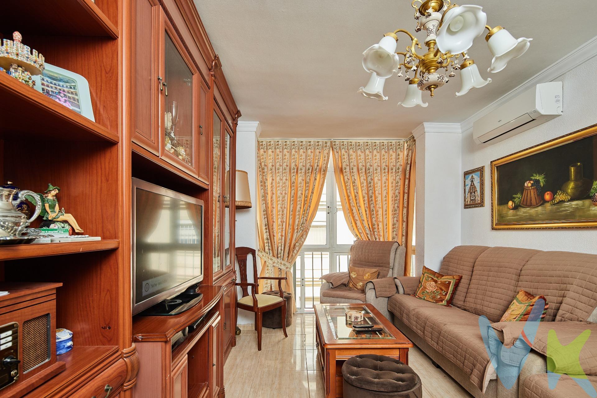 Descubre tu nuevo hogar en Cádiz capital, a solo 350 metros de la Playa de la Caleta. Este luminoso piso exterior cuenta con 3 habitaciones independientes, un baño completo y cocina totalmente separada, ofreciendo comodidad y funcionalidad en cada espacio. El balcón a la calle permite disfrutar de la vida urbana y del encanto de la ciudad.  La finca dispone de ascensor y rampa de acceso, garantizando accesibilidad para todos. Su ubicación es ideal: cerca de supermercados, paradas de bus y a un paso de las universidades, combinando tranquilidad, servicios y cercanía al mar. Una vivienda con gran potencial para adaptarla a tu estilo, perfecta tanto para vivir como para invertir. . Periodo de validez de la publicación 31/12/2026. Operación sujeta a I.T.P. (7%). Ley 5/2021, de 20 de octubre, de Tributos Cedidos de la Comunidad Autónoma de Andalucía. Honorarios de agencia: 3% más IVA importe honorarios (21%). Se hace constar que la agencia efectúa una labor de intermediación, y que las condiciones finales de la compraventa quedan sujetas a la aceptación expresa de la parte vendedora y a la ulterior formalización del contrato de compraventa. Gastos comprador aproximados conceptos Aranceles notariales y Registro de la Propiedad: 900 € - 1.500 €, variables según operación. (Real Decreto 1426/1989 y Real Decreto 1427/1989). * Estimación tipos generales de gastos de compra según ley en casos generales. Todos los porcentajes son aplicables sobre precio de compraventa del inmueble o valor de referencia catastral. Gastos particulares de financiación por cuenta de comprador no incluidos. Consulte con nosotros si tiene bonificaciones en su caso concreto. Estaremos encantados de asesorarle con todo detalle. 