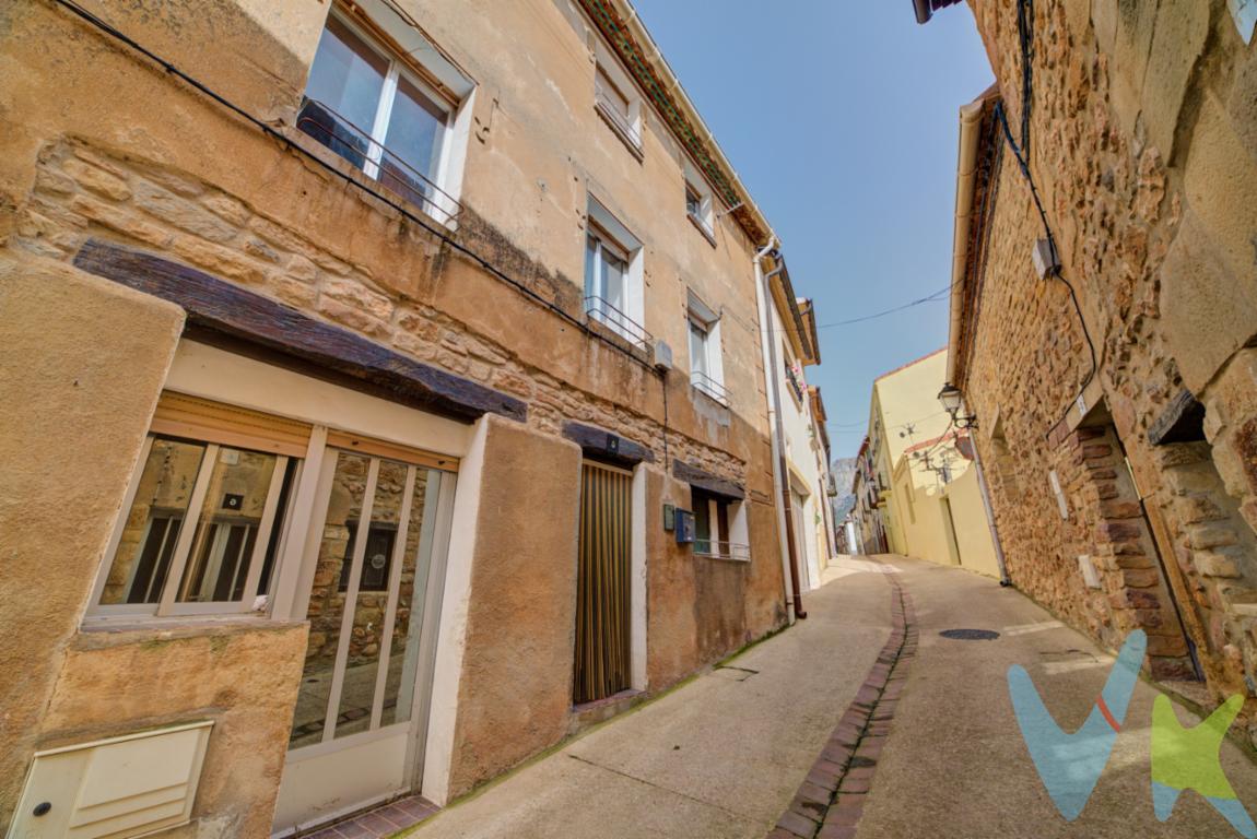 Preciosa casa de tres plantas en Torralba del Río.  Torralba es una localidad ubicada a 15 minutos de Logroño y muy cercana a Viana, que se encuentra en la ruta al santuario de Nuestra Señora de Codés, lugar de peregrinación. Al pie de las Dos Hermanas, podrás disfrutar de sus fantásticas vistas y tranquilidad en las murallas, conectando con la naturaleza. Y precisamente allí es donde encontrarás esta preciosa casa independiente en la que relajarte y hacer vida familiar, puesto que cuenta con diversas estancias y amplio espacio muy bien distribuido en sus tres plantas.En la PLANTA BAJA tenemos un estupendo txoko de más de 20 metros cuadrados, equipado con cocina y chimenea, un lugar perfecto para tomar un aperitivo u organizar una gran cena con tu cuadrilla. Además, cuenta con aseo en la misma planta y varios espacios de almacenaje.Subiendo a la PRIMERA PLANTA por sus cómodas escaleras con balaustrada de madera, encontramos dos dormitorios y un cuarto de baño completo, así como el amplio y luminoso salón con dos ventanas.En la SEGUNDA PLANTA, tras pasar por el frontón de la escalera perfectamente iluminado por la claraboya de luz natural, tenemos otros cuatro dormitorios y un espacio de almacenamiento que conduce a la extensa buhardilla.El inmueble cuenta con la cédula de habitabilidad. ¿Te imaginas disfrutar de esta casa de seis dormitorios exteriores, poniéndola a tu gusto y convirtiendo sus estancias según tus necesidades en lugares de ocio o trabajo en un entorno plácido y natural? Oficina, taller, gimnasio, biblioteca, sala de juegos las opciones son inagotables.¡Ven a descubrir sus infinitas posibilidades y maravillarte con sus alrededores!