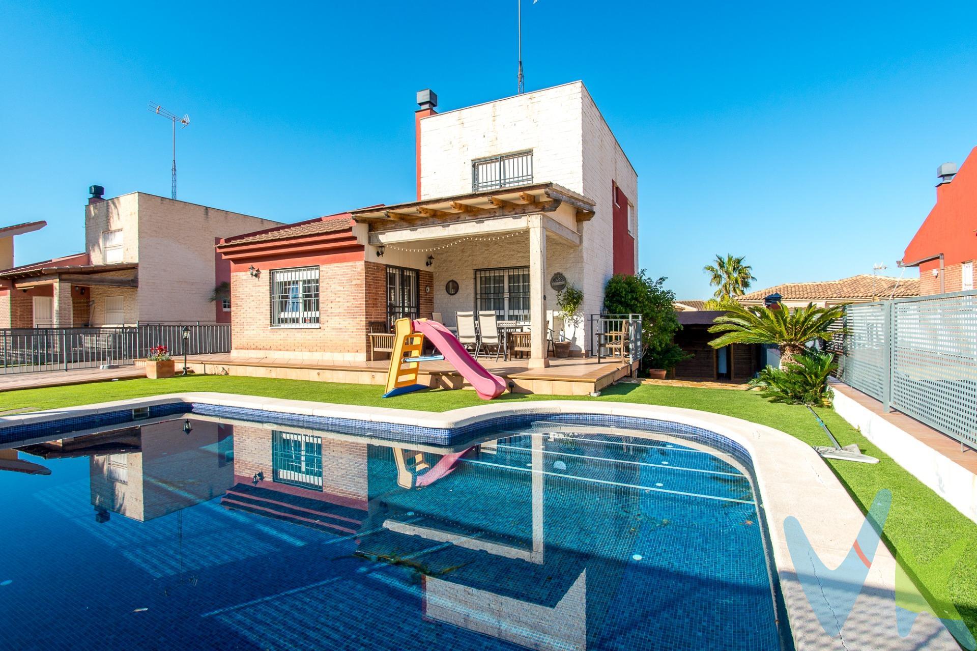  Crea el hogar que siempre has soñado en Montepinar... Te presentamos esta magnífica vivienda ubicada en una de las urbanizaciones más demandadas de la Región de Murcia: Montepinar. Un entorno tranquilo, familiar y perfectamente conectado, donde la calidad de vida se convierte en protagonista. Esta propiedad destaca por sus espacios amplios y luminosos, pensados para el confort diario y para disfrutar de cada momento en casa. Su zona exterior, con amplio jardín y piscina privada con agua SALADA , invita a vivir el aire libre durante todo el año, creando el escenario perfecto para reuniones, descanso y momentos inolvidables en familia. La distribución funcional, la luz natural y la privacidad que ofrece hacen de esta vivienda una oportunidad única para quienes buscan dar un paso más en calidad de vida. Montepinar no es solo una ubicación, es una forma de vivir: tranquilidad, vistas despejadas y cercanía a todos los servicios necesarios. Si estás buscando una vivienda especial en un entorno privilegiado, estaremos encantados de acompañarte en cada paso del proceso. 🔑 Comercialización en multidifusión. Por mandato expreso del propietario, este inmueble se comercializa en multiexclusiva, lo que garantiza un acceso completo a la información, un servicio profesional y una gestión ordenada, sin interferencias de terceros. Si eres agente inmobiliario y tienes un cliente interesado, estaremos encantados de colaborar. Contáctanos sin compromiso. 🤝 Una compra tranquila y bien acompañada. Al contactar directamente con nosotros, evitarás molestias innecesarias a la propiedad. Nos encargamos de toda la intermediación, facilitándote la documentación, la información necesaria y un trato cercano, claro y sin complicaciones. Te informaremos con total transparencia de todos los aspectos de la compra, incluidos gastos y honorarios de agencia para que tomes decisiones con calma y seguridad. Nuestra forma de trabajar se basa en algo muy sencillo:. Calma → la tranquilidad de comprar tu vivienda con acompañamiento profesional en todo el proceso con nosotros. ℹ️ Información legal. La descripción del inmueble y las imágenes publicadas tienen carácter meramente informativo y no contractual. El precio ha sido fijado por la propiedad y podría sufrir variaciones hasta su formalización en contrato de compraventa. A continuación, te informamos de los gastos de compra no incluidos en el precio, para garantizar un proceso claro y tranquilo:. PVP: 515.000€. No incluye gastos, impuestos y demás gastos legalmente correspondan al comprador: ITP del 7,75% con carácter general; existen excepciones según normativa aplicable (1). Base imponible el mayor valor entre el precio de venta o el valor referencia catastral. Gastos Notaría y Registro: 1.900€ aprox. según complejidad y aranceles vigentes (2). Financiación: gastos de hipoteca, tasación y gatos bancarios a cargo del comprador, según su necesidad y elección. Servicio doble de intermediación: Honorarios inmobiliaria a cargo del comprador: 3% precio final, más IVA (21%), salvo acuerdo contrario tras negociación, no incluidos en PVP. Operación y condiciones de compraventa sujeta a aceptación expresa del vendedor. Para acceder a información y documentación legalmente exigible por el consumidor: https://www.inmotasa.es/consumidor/. (1) Para una información exhaustiva sobre el funcionamiento, tipos impositivos y bonificaciones del ITP en la Región de Murcia, puedes consultar el portal oficial de la Agencia Tributaria Autonómica en el siguiente enlace: agenciatributaria.carm.es/ITPAJD. (2) Tarifas notariales y registrales reguladas en Anexo I Del Real Decreto 1426/1989 y, Anexo I Del Real Decreto 1427/1989, respectivamente. 