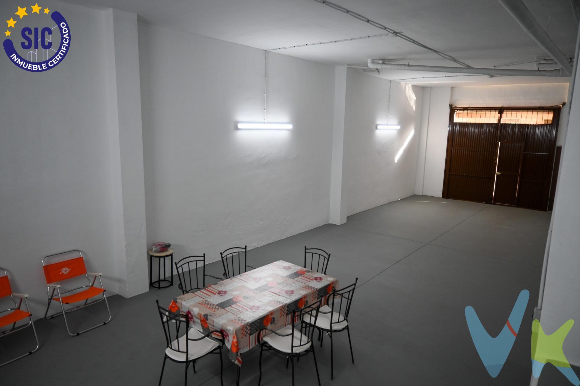 Oportunidad única en Xirivella! Amplio local en venta de 147 m2. Presentamos este amplio local en venta de 147 metros cuadrados, ideal para múltiples usos. Su luminosidad y espacio hacen de este local un lugar versátil, perfecto tanto para negocios como para uso particular. Características destacadas:. Superficie amplia: Con 147 m², ofrece un espacio generoso que se adapta a diversas necesidades. Luminoso. Vado autorizado: Equipado con vado que facilita el acceso, perfecto para actividades comerciales o como garaje. Alta de luz y agua: Con servicios ya dados de alta, listo para entrar a funcionar sin complicaciones. Aseo incluido: Comodidad adicional para el uso diario. Doble puerta de acceso: Facilita la entrada y salida de vehículos y mercancías. Espacio versátil: Ideal como garaje con capacidad para varios coches, como trastero para almacenar tus pertenencias o incluso para reuniones familiares. Ubicado en una zona de fácil acceso y con buena comunicación, este local representa una excelente inversión tanto para emprendedores como para quienes buscan un espacio donde desarrollar sus proyectos personales. ¡No pierdas la oportunidad de visitarlo! Contáctanos para más información y para agendar una visita. La descripción del presente inmueble e imágenes tienen mero carácter informativo y en ningún caso carácter contractual, pudiendo ser modificados por la inmobiliaria comercializadora sin que ello implique responsabilidad alguna frente a terceros. En el precio de venta a público, esta propiedad NO incluye los gastos de adquisición (Notario, registro, gestión, honorarios, etc…).
