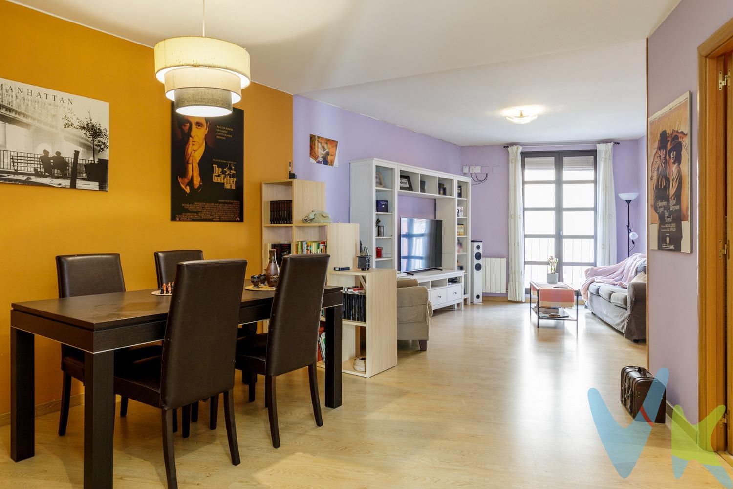 📍 C/ Ramón Pignatelli, Casco Histórico, con todos los servicios y transporte público a un paso y muy próximo al centro de Zaragoza. 👉 Vivienda reformada, en edificio sin ascensor, con 73 m² útiles, distribuida en salón con 2 balcones, cocina con galería, 2 dormitorios dobles y 1 baño completo. 🔥 Calefacción y agua caliente individual de gas. Nos encanta 💖 por:. ✔ Estar reformada y lista para entrar a vivir, sin necesidad de obras. ✔ Sus dos dormitorios dobles, cómodos y bien proporcionados. ✔ Su amplia cocina de 10 m2 con galería y despensa, un valor añadido poco habitual en la zona. ✔ Su orientación sur, que aporta luz natural al salón de casi 30 m², con salida a los dos balcones. 📢 Una oportunidad ideal tanto como vivienda habitual como para inversión. Llámanos para visitarlo y te contamos todos los detalles. Mientras tanto, ⏩ disfruta del Tour virtual donde podrás ver cada estancia, el plano y hasta medir los espacios 👉 https://inmo.in/cwakju. 