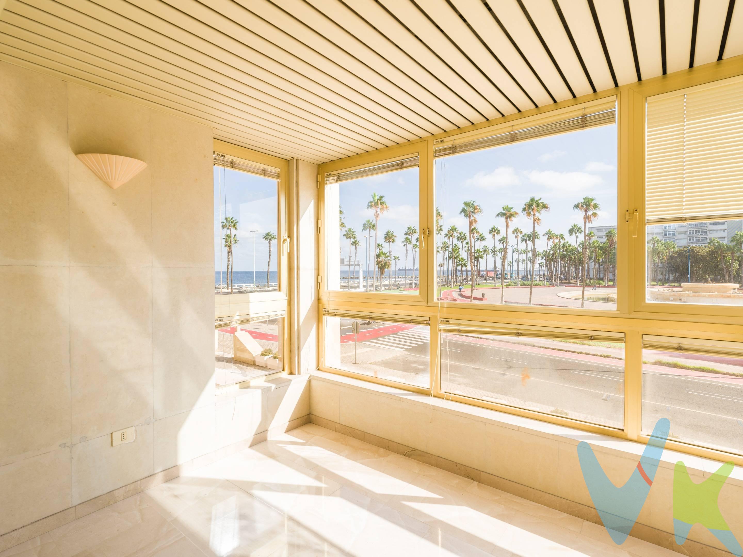 Un hogar lleno de luz, encanto y distinción en un edificio de alto standing. Imagina despertar cada día rodeado de luz, con vistas a la majestuosa Fuente Luminosa, el azul del mar y la vibrante vida urbana. Este piso no es solo una vivienda: es el escenario perfecto para crear recuerdos inolvidables. Con 164 m² construidos y 158 m² útiles, su amplitud, diseño y ubicación privilegiada lo convierten en un verdadero refugio de serenidad , comodidad y sofisticación. Un espacio para soñar. Este hogar cuenta con 4 dormitorios que se bañan de luz natural, proporcionando un ambiente cálido y acogedor. Su distribución se complementa con dos terrazas:. La terraza principal, con vistas panorámicas a la Fuente Luminosa y el mar, perfecta para disfrutar de atardeceres mágicos. La terraza trasera, un rincón más privado y tranquilo, ideal para relajarte o compartir momentos íntimos con los tuyos. La vivienda dispone además de tres cuartos de  baños, dos  prácticas despensas para almacenamiento adicional, y un diseño tan funcional como encantador. Una solana muy amplia con un gran ventanal de aluminio Thecnal, dejando entrar mucha luz y aire con tendedero y lavadero. . Con una actualización  sencilla, podrías transformarla en un espacio absolutamente mágico, adaptado a tu estilo y necesidades. Detalles que hacen la diferencia:. Trastero amplio y organizado: Con 8,25 m², armarios profundos, compartimentos generosos y una barra para colgar ropa, este espacio es perfecto para mantener todo en orden. Plaza de garaje de fácil acceso: Con 13 m², muy  amplia,  para coche y moto, muy  cómoda y de muy fácil acceso "sin necesidad de ninguna maniobra". Seguridad y tranquilidad absolutas: Cámaras de alta resolución en todas las áreas comunes y un servicio de conserjería, paquetería, recepción de documentos previa autorizacion "muy"atento y con total discrección con el que podrá contactar durante las 24 horas, los 365 días del año. Comodidades exclusivas de un edificio de alto standing. Gimnasio privado equipado con múltiples aparatos, sin coste alguno, abierto todos los días de 8:00 a 22:00. Salón social con WiFi, ideal para reuniones privadas, celebraciones o simplemente desconectar. Patio trasero renovado, un espacio diáfano que ofrece múltiples posibilidades: paseos, juegos infantiles o encuentros al aire libre. Eficiencia y modernidad. El edificio cuenta con agua caliente centralizada, eliminando la necesidad de termos individuales, y las instalaciones de agua han sido renovadas con los mejores materiales. Los sistemas de seguridad y contraincendios son de última generación, y cada rellano cuenta con contenedores de reciclaje para mayor comodidad. Todos los servicios q necesita supermercados Bancos etc.a lado del edificio.La vivienda se encuentra a 5' caminando de la Calle Mayor de Triana. Un ambiente único. Vivir aquí significa formar parte de una comunidad distinguida, donde el respeto, la educación y la tranquilidad son protagonistas. La vida cotidiana se disfruta con la seguridad de estar rodeado de vecinos que comparten un estilo de vida elevado. Gastos de comunidad sin sorpresas. Por solo 207 €/mes, que incluyen vivienda, garaje y trastero, podrás disfrutar de todas estas comodidades, sin derramas pendientes ni previstas, ya que el edificio ha sido actualizado por completo en los últimos tres años. Este piso no es solo un hogar; es un estilo de vida. Su ubicación, luminosidad y posibilidades lo convierten en una joya única. Déjate seducir por su encanto y convierte cada día en una experiencia inolvidable. 
