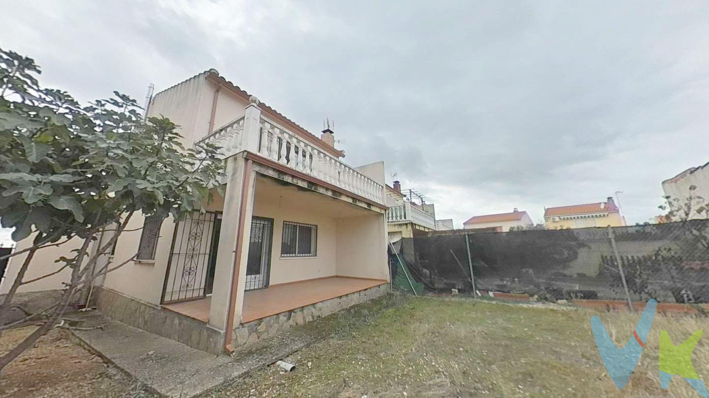 
Tu nuevo hogar en El Casar De Escalona.
Chalet ideal fines de semana. Ubicado en el pueblo de El Casar.
Chalet con terreno cerca de Madrid. No se ha estrenado. Como nuevo.
 
Tenemos para ti esta hermosa propiedad en venta, ideal para aquellos que buscan espacio, comodidad y tranquilidad en un entorno natural. dispone de Chimea Francesa.
Se trata de una casa tipo chalet, con una amplia sala de 30 m2 que te permitirá disfrutar de momentos en familia o con amigos. Además, cuenta con una cocina completamente amueblada y equipada para que puedas preparar tus comidas con facilidad.
La casa se encuentra en muy buen estado de conservación y tiene una espaciosa terraza para que puedas relajarte al aire libre. Con un total de 3 habitaciones, tendrás espacio suficiente para toda la familia.
Con 150 metros útiles y 153 metros construidos, esta propiedad ofrece una estructura sólida y duradera, construida en hormigón para garantizar tu seguridad y comodidad.
La propiedad cuenta con calefacción y agua caliente individual a base de gasóleo, lo que te brindará un gran ahorro en tus gastos mensuales. Aunque no cuenta con aire acondicionado, su orientación al sur te garantiza una ventilación natural y una temperatura agradable en cualquier época del año.
No pierdas la oportunidad de hacer de esta hermosa propiedad tu nuevo hogar. Contáctanos para más detalles y organiza una visita para conocerla en persona. ¡Te esperamos!
tenemos Financiera. Pregúntanos y te hacemos un estudio de viabilidad hipotecaria.
Honorarios de intermediación inmobiliaria, notaria y registro, no incluidos en el precio.
Información válida, salvo error tipográfico.

 
 
 