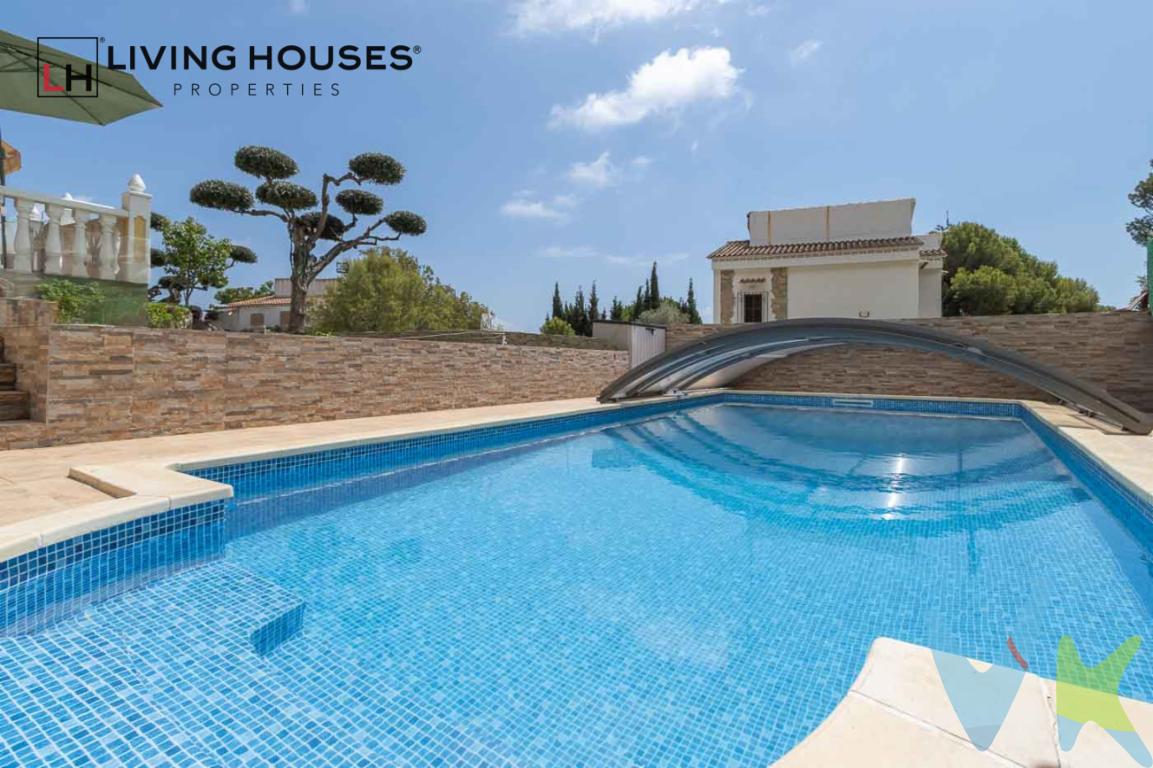 Bienvenido a esta magnífica vivienda ubicada en la prestigiosa zona del Balcó en Oropesa del Mar. Esta impresionante casa, de excelente estado y lista para entrar a vivir, ofrece todas las comodidades que usted y su familia podrían desear. Con una distribución generosa y espacios bien aprovechados, esta residencia combina lujo y funcionalidad en cada rincón.Características Principales:Habitaciones: La casa cuenta con 4 amplias habitaciones, todas con armarios empotrados. La habitación principal dispone de una terraza privada con vistas espectaculares.Baños: Disfrute de 2 baños completos, uno de ellos en suite en la habitación principal, equipados con materiales de alta calidad, más un aseo en planta baja para la comodidad de todos.Climatización: Con aire acondicionado por conductos en toda la casa y calefacción por radiadores, podrá mantener una temperatura confortable durante todo el año.Zonas Comunes: El amplio salón comedor es perfecto para reuniones familiares y sociales, mientras que la cocina independiente, muy espaciosa y equipada con electrodomésticos modernos, es ideal para los amantes de la cocina.Exterior: Las vistas despejadas y la orientación Este aseguran una excelente iluminación natural. La casa también cuenta con una hermosa terraza acristalada con vistas a la piscina y una zona ajardinada muy cuidada.Piscina: Relájese en su propia piscina la cual puede techarse, perfecta para disfrutar durante todo el año, sin importar el clima.Aparcamiento y Almacenamiento: La propiedad incluye un parking con espacio para dos coches, un cuarto que puede ser utilizado como despensa y otro como trastero, proporcionando un amplio espacio de almacenamiento.Detalles Adicionales: Las ventanas climalit aseguran un excelente aislamiento acústico y térmico. Además, la casa está completamente amoblada, incluyendo electrodomésticos, y cuenta con un lavadero y una zona de barbacoa, ideal para disfrutar de momentos al aire libre con familia y amigos.Ubicación:Situada en la codiciada zona del Balcó, esta propiedad ofrece vistas al mar y una ubicación privilegiada cerca de todos los servicios necesarios, como tiendas, restaurantes y colegios. Oropesa del Mar es conocida por sus hermosas playas y su ambiente tranquilo, convirtiéndose en el lugar perfecto para establecer su hogar.No pierda la oportunidad de vivir en esta espectacular casa que combina confort, lujo y una ubicación inmejorable. ¡Contáctenos hoy mismo para más información y para programar una visita!-------------------------------------Agencia inmobiliaria en Oropesa del mar si quieres comprar o vender casas pisos o locales en la comunidad Valenciana con oficina en Oropesa del Mar, Castellón. Para mayor seguridad en la compraventa, todas nuestras viviendas poseen FICHA DE CERTIFICACIÓN DE INMUEBLES registrada por la Asociación de Inmobiliarias de la Comunidad Valenciana ASICVAL. Antes de comprar o de entregar las arras, pida el Certificado de la vivienda para estar seguro y tranquilo sobre la situación legal, urbanística y de cargas de la misma. Los impuestos, gastos de notaría y registro no están incluidos en el precio de venta. 
