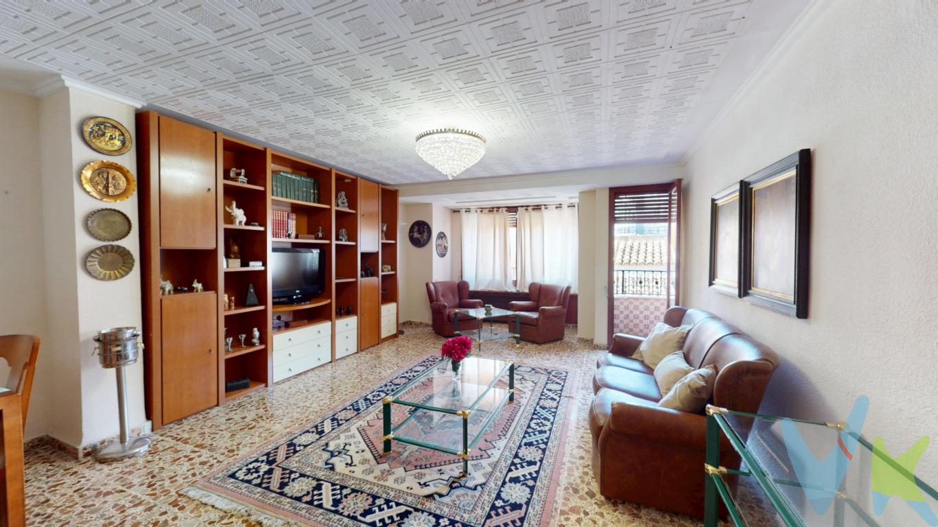 Exclusivo Piso en Venta en el Corazón de ValenciaPresentamos una oportunidad única de adquirir un magnífico piso en la emblemática zona de Ciutat Vella, específicamente en el codiciado barrio de El Mercat, en Valencia. Este inmueble se encuentra en la quinta planta de un edificio de una vivienda por planta, equipado con ascensor y ofrece una amplitud difícil de igualar en la zona. Una opción idónea tanto para vivienda habitual, como una gran oportunidad de inversión.El inmueble dispone de tres espaciosas habitaciones, lo que lo convierte en la elección perfecta para familias o aquellos que requieren de espacio adicional para oficina o estudio. La distribución del piso ha sido pensada para maximizar cada metro cuadrado, garantizando comodidad y funcionalidad en cada rincón. Su luminoso salón, con acceso directo a un encantador balcón, ofrece el escenario ideal para disfrutar del clima mediterráneo y de unas vistas que emocionan: la cúpula del Mercado Central.Ubicación privilegiada es uno de los atributos más destacados de esta propiedad. Situado en el corazón de Valencia, los residentes tendrán a su disposición una excelente conectividad gracias a la cercanía con el transporte público. A solo unos minutos a pie se encuentran estaciones de metro, tren y diversas líneas de autobús, facilitando el acceso a cualquier parte de la ciudad y sus alrededores.Mencionamos también el carácter histórico y cultural de Ciutat Vella, que provee de una atmósfera repleta de encanto y autenticidad. Vivir en este barrio significa estar rodeado de edificios históricos, plazas vibrantes, mercados tradicionales y una oferta gastronómica y comercial diversa que satisface todos los gustos. Los rejuvenecidos espacios urbanos y la cercanía con emblemas arquitectónicos y culturales incrementan aún más el atractivo de este singular enclave.En cuanto a sus características interiores, el piso ofrece un gran confort. Los grandes ventanales del piso permiten una entrada abundante de luz natural, generando un ambiente cálido y acogedor desde las primeras horas del día.No es solo una vivienda, es una verdadera experiencia de vida que conecta a los residentes con el alma de Valencia. Los interesados en transformar esta propiedad en su nuevo hogar, podrán concertar una visita para apreciar personalmente todas sus particularidades.Para agendar una visita o resolver cualquier duda, nuestro equipo está preparado para asistirle en cada paso del proceso. Esta es más que una oportunidad de inversión; es un lugar donde construir y vivir nuevas memorias. No deje pasar esta ocasión de habitabilidad incomparable en uno de los destinos más solicitados de Valencia.Agencia Registrada con el Nº 89 en el Registro Obligatorio de Agentes Inmobiliarios de la Comunitat Valenciana. Puede consultar en la web de la GVA:https://habitatge.gva.es/es/registres-en-materia-habitatgeLa oferta está sujeta a cambios de precio o retirada del mercado sin previo aviso. Este anuncio en su conjunto, incluyendo textos, fotos, imágenes o cualquier otro contenido del mismo, no es vinculante dado que la información es ofrecida por terceros y puede contener errores. Se muestra a título informativo y no contractual. El precio no incluye lo siguiente: Honorarios de la agencia inmobiliaria, impuestos (IVA, ITP) y otros gastos de la Compraventa (notaria, gestoría y registro).Por mandato expreso del propietario, comercializamos este inmueble en exclusiva, lo que le garantiza el acceso a toda la información, a un servicio de calidad, un trato fácil, sencillo y sin interferencias de terceros. Por este motivo, se ruega no molestar al propietario, a los ocupantes de la propiedad o a los vecinos. Muchas gracias por su comprensión. Si usted es agente inmobiliario y tiene un cliente para este inmueble, llámenos: estaremos encantados de colaborar.