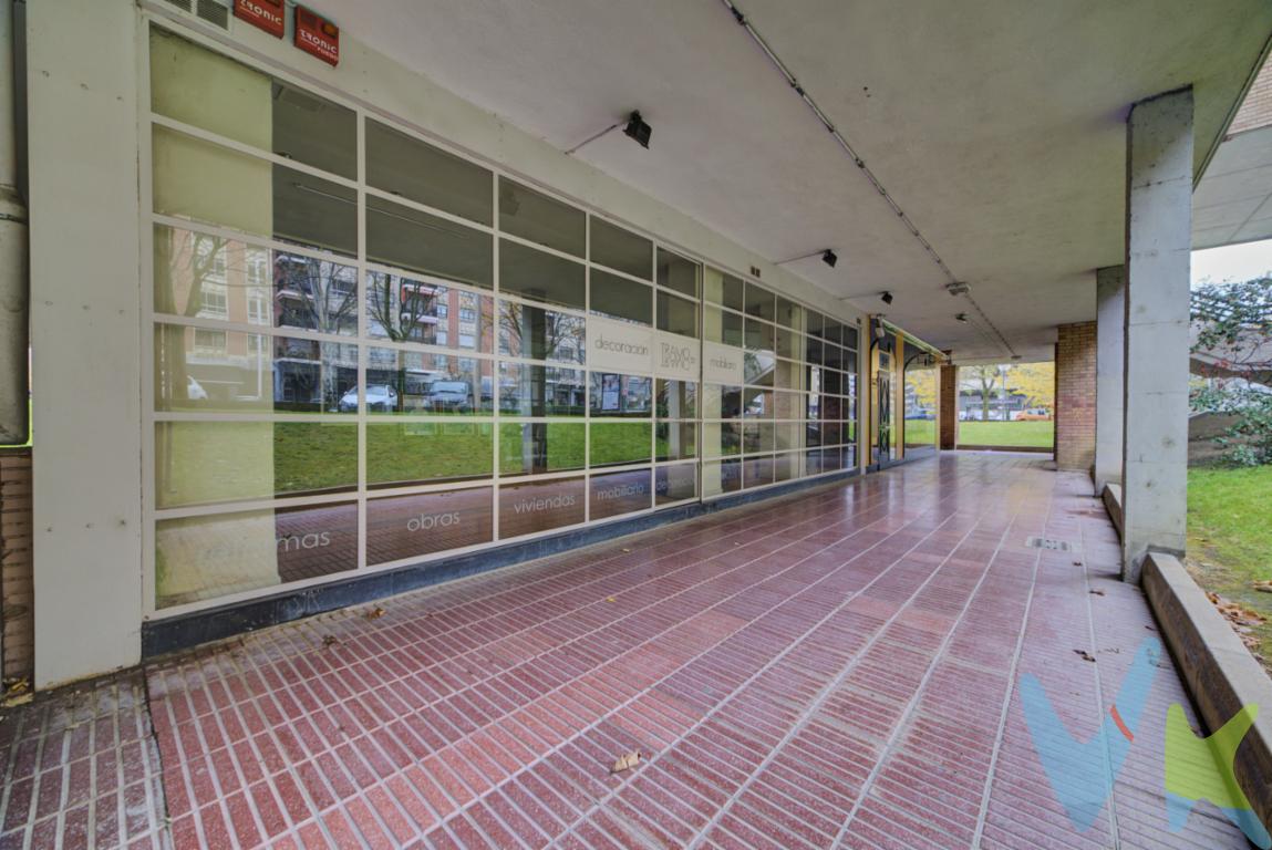 ¿Te gustaría comenzar una nueva aventura profesional? ¿Buscas un lugar ubicado en Pamplona en una Avenida transitada?Te presento este local situado en la Avenida de Sancho El Fuerte 53, perpendicular a Avenida Pio XII y Avenida Zaragoza, que ha albergado numerosos muebles y donde se han desarrollado múltiples proyectos durante muchos años. Ahora puede ser el momento de que acoja el tuyo.Dispone de casi 11 metros lineales de fachada acristalada y actualmente sus 75 metros cuadrados se dividen en 4 espacios: despacho elevado, sala de reuniones, showroom y un aseo.¿Quieres empezar a construir tu propio negocio? ¡Ven a verlo y comienza a trabajar por tus sueños!