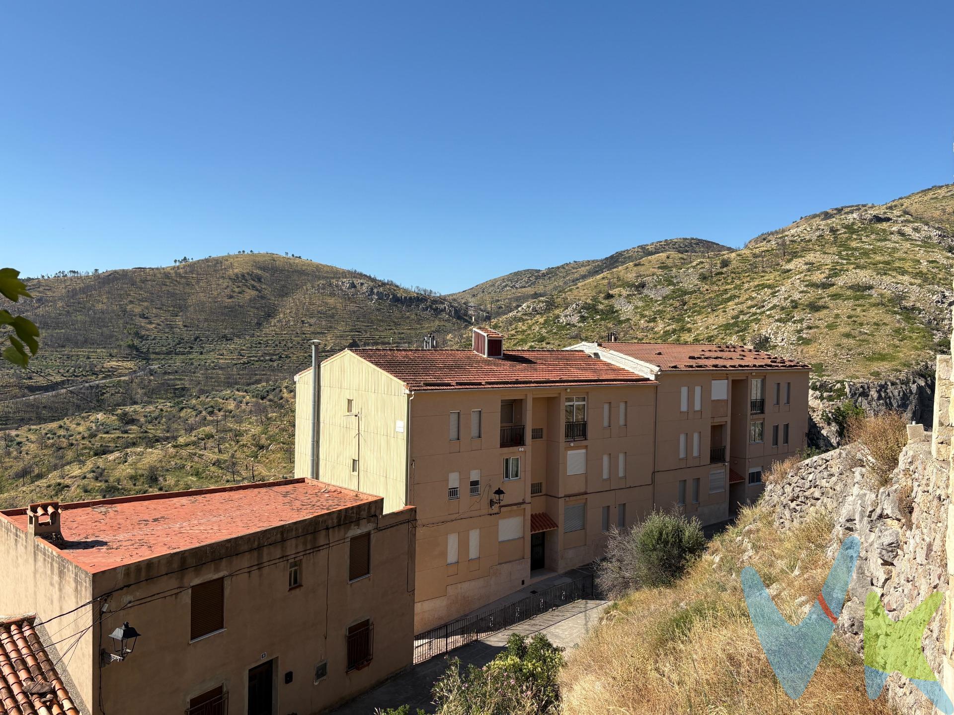 Ahora tienes la oportunidad de disfrutar de los veranos como toca. Con tranquilidad y con una temperatura ideal. Y eso sí, lo harás desde tu propia casa. . Disponible en venta una casita en Bejís, un pueblo de los más tranquilos y con más encanto de la Comunidad Valenciana. Se trata de una vivienda de 3 plantas con apenas 20-25 metros por planta. Ideal para parejas o pequeñas familias En la planta baja encontramos la sala de estar, la cocina y el baño (dentro de la cocina). Una vez subimos a la primera planta, encontramos 3 dormitorios (1 doble y 2 sencillos). Y en la segunda planta, una zona diáfana con una maravillosa terraza de unos 20 metros cuadrados con unas vistas de escándalo. ¡Aquí es donde todo coge sentido!. Cero ruidos, cero estrés, cero calor. A partir de ahora, cada verano será ese momento de desconexión y de reencuentro con la tranquilidad. . No lo dudes y ven a visitarla cuanto antes. ***. Agencia Registrada con el Nº 5343 en el Registro Obligatorio de Agentes Inmobiliarios de la Comunitat Valenciana, según el DECRETO 98/2022, de 29 de julio, del Consell, por el que se regula el Registro de Agentes de Intermediación Inmobiliaria de la Comunitat Valenciana. La documentación del inmueble ha sido revisada y estimamos que reúne todos los requisitos necesarios para ser comercializado. El precio ofertado no incluye impuestos, gastos de compraventa ni honorarios de la agencia inmobiliaria. Las medidas aquí expuestas han sido obtenidas del Catastro. Hay discrepancias entre la medida real y la que figura en escritura. Se vende como cuerpo cierto. El anuncio no es vinculante, puede contener errores. ¿Tienes alguna duda? Consúltanos. ***. Los vendedores han confiado en este equipo para gestionar la venta del inmueble de forma exclusiva. Como no puede ser de otra forma, garantizamos un servicio de calidad, actuando en todo momento de forma transparente, ética y profesional. Así pues, se ruega la no interferencia de terceros y, sobre todo, no molestar a los propietarios, a los ocupantes del inmueble o a los vecinos. Muchas gracias por tu comprensión. No obstante, si eres agente inmobiliario y quieres visitar la vivienda con un cliente, no dudes en contactar. Estaremos encantados de colaborar. Juntos, sumamos. . 