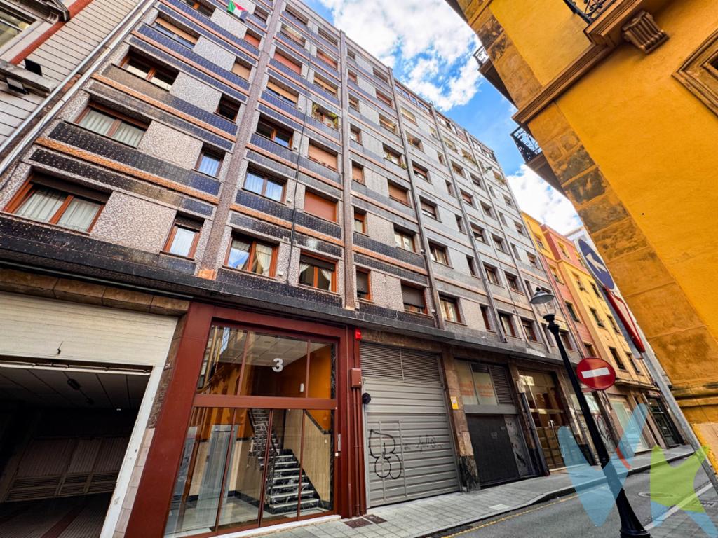 Vivir en el centro de Gijón es un privilegio, y más aún cuando puedes hacerlo en una vivienda tan versátil como esta. Situada en Calle Padilla, a un paso de los lugares más emblemáticas de la ciudad como la calle Corrida, la calle Los Moros, el Paseo de Begoña, la Plaza 6 de Agosto o la playa de San Lorenzo, esta propiedad te sitúa en el corazón de la ciudad, con todos los servicios, comercios, ocio ... y el mar.La vivienda cuenta con 4 dormitorios, salón, cocina independiente y 2 baños y se encuentra distribuida de forma práctica y con estancias tanto exteriores a la propia calle, como a patio de luces y a patio de manzana. Las orientaciones Este y Oeste de la mayoría de ellas te harán disfrutar de luz natural y sol durante todo el día.Además gracias a su distribución permite una reforma flexible: puedes abrir espacios, unir estancias y crear ambientes amplios, modernos y llenos de vida, siendo ideal para quienes valoran una ubicación céntrica y vibrante sin renunciar a espacio ni posibilidades, ya sea como residencia habitual, inversión o segunda vivienda.Por si todo esto fuese poco, también se incluye una buena plaza de garaje situada en la Plaza Europa con entrada por Avenida de la Costa Nº 7, uno de los lugares más demandados de la ciudad en lo relativo al aparcamiento.No lo dudes más y llámanos, estaremos encantados de acompañarte a conocer el hogar de tus sueños.En el precio publicitado no se incluyen los Impuestos de Transmisiones Patrimoniales ni los Gastos de Notaria y Registro.