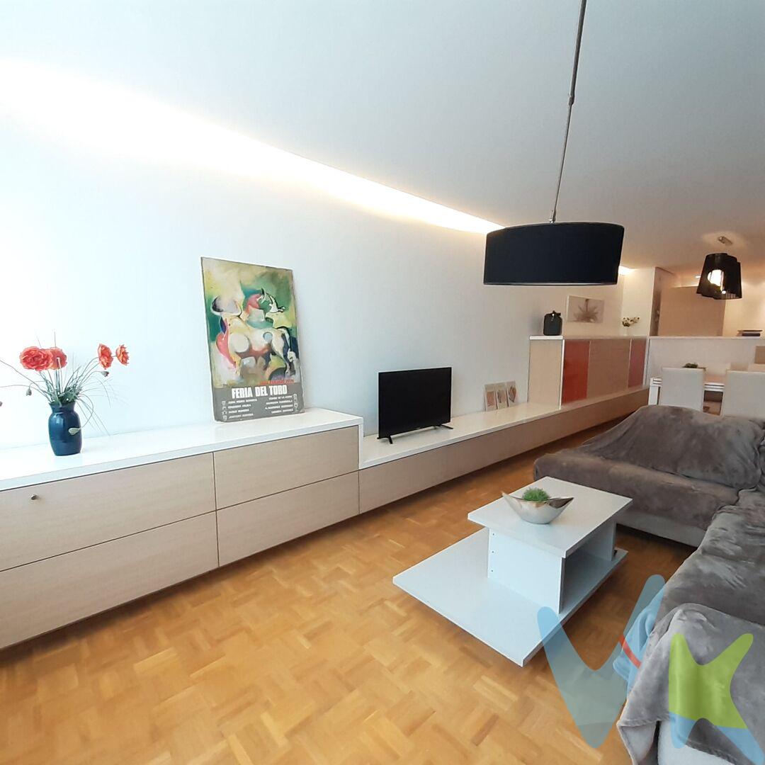 Piso en Venta en Barañain
Descripción de la Propiedad

Tipo de propiedad: Piso
Subtipo: Piso
Metros útiles: 128 m²
Metros construidos: 151 m²
Salón: 50 metros cuadrados, amplio y muy luminoso
Cocina: Independiente y completamente equipada
Número de habitaciones: 3 (antes 4), espaciosas y con buena distribución
Estado de conservación: Buen estado
Estructura del edificio: Hormigón
Plantas por piso: 2 pisos por planta
Agua caliente: Central con contador individual
Calefacción: Central con contador individual
Orientación: Norte - Este, garantiza una excelente iluminación natural

Ubicación y Entorno
Este amplio y bonito piso, se encuentra en el encantador barrio de Barañain, una localidad tranquila y bien comunicada al norte de Pamplona, ideal para familias y profesionales que buscan calidad de vida.
Barañain cuenta con una amplia oferta de servicios e instituciones educativas, incluyendo colegios de referencia como el Colegio Público Barañain y el IES Barañain, que ofrecen enseñanza en un entorno seguro y confortable.
Además, la zona dispone de centros de salud, parques y zonas verdes, supermercados, y una variada oferta comercial que facilita la vida diaria sin necesidad de desplazamientos largos.
Para el ocio, destacan el polideportivo municipal y varias áreas deportivas y culturales que fomentan la vida comunitaria y el bienestar.
La conexión con Pamplona es excelente, gracias al transporte público y a la cercanía de vías principales, lo que permite acceder en pocos minutos al centro de la capital y otros puntos estratégicos de la zona.
Dispone de plaza de garaje opcional en edificio próximo.
¡No pierda la oportunidad de vivir en un espacio cómodo y bien ubicado, rodeado de todos los servicios esenciales en Barañain!
Datos meramente informativos, sin valor contractual. El PVP indicado no incluye impuestos (régimen general del ITP (Impuesto de Transmisiones Patrimoniales) es el 6% sobre el precio de compra) ni gastos de transmisión (notaría, registro, AJD (Actos Jurídicos Documentados), que suma aproximadamente un 2% sobre el precio de compra). Honorarios de la agencia a cargo del vendedor. NO SE COBRA HONORARIOS AL COMPRADOR
 
