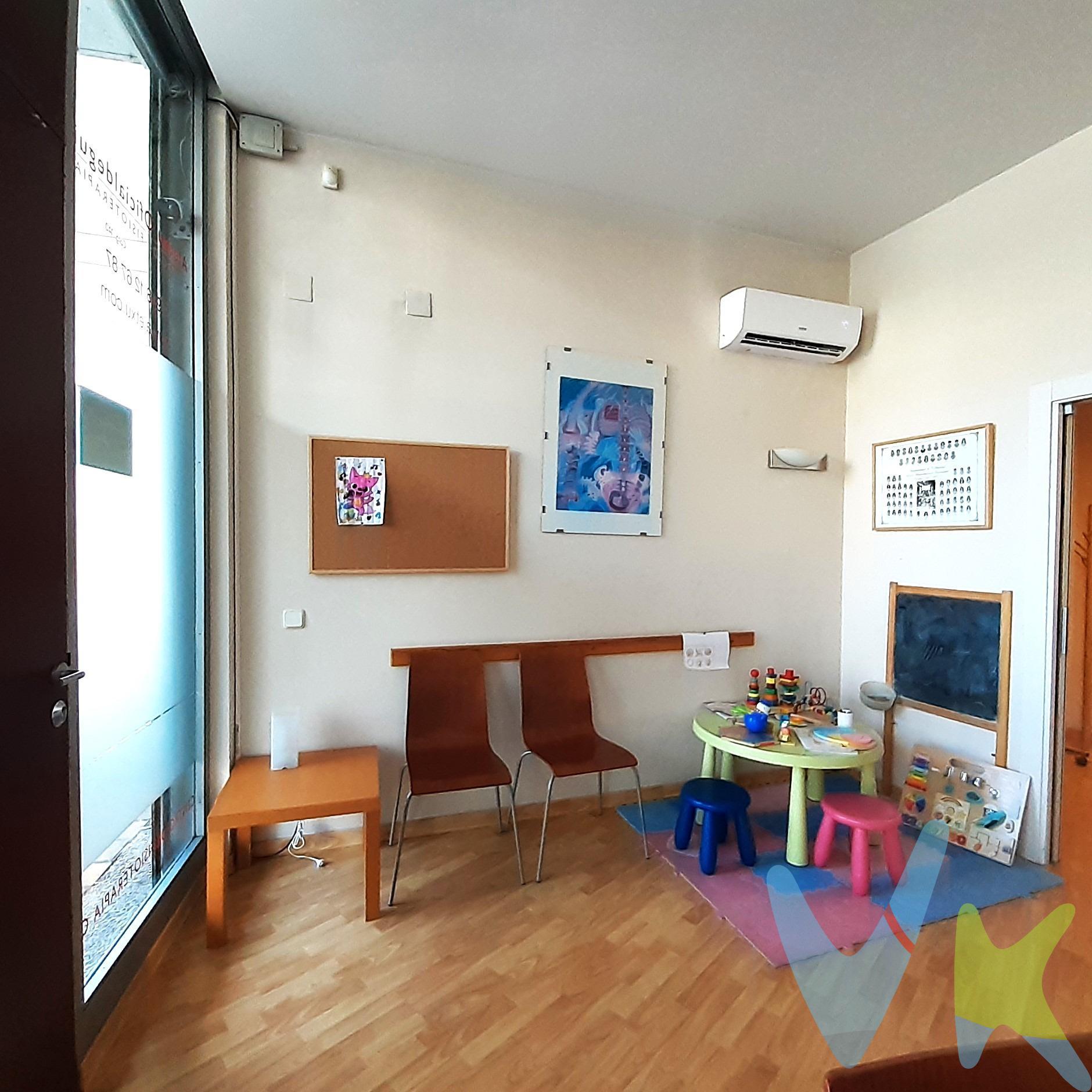 Local comercial en Rochapea - 97 m². Oportunidad única en una zona reconocida. Actualmente dedicado a fisioterapia pediátrica, este espacio versátil cuenta con suelos de parquet, paredes lisas y excelente luz natural. Equipado con aire acondicionado (frío/calor) y termo eléctrico. Incluye un baño completo y posibilidad de añadir un segundo. Acceso directo desde la calle y escaparate ideal para visibilidad. ¡Contáctanos para una visita!. *Datos informativos, sin valor contractual. Precio no incluye impuestos ni gastos (ITP, Notaría, Registro).*. 
