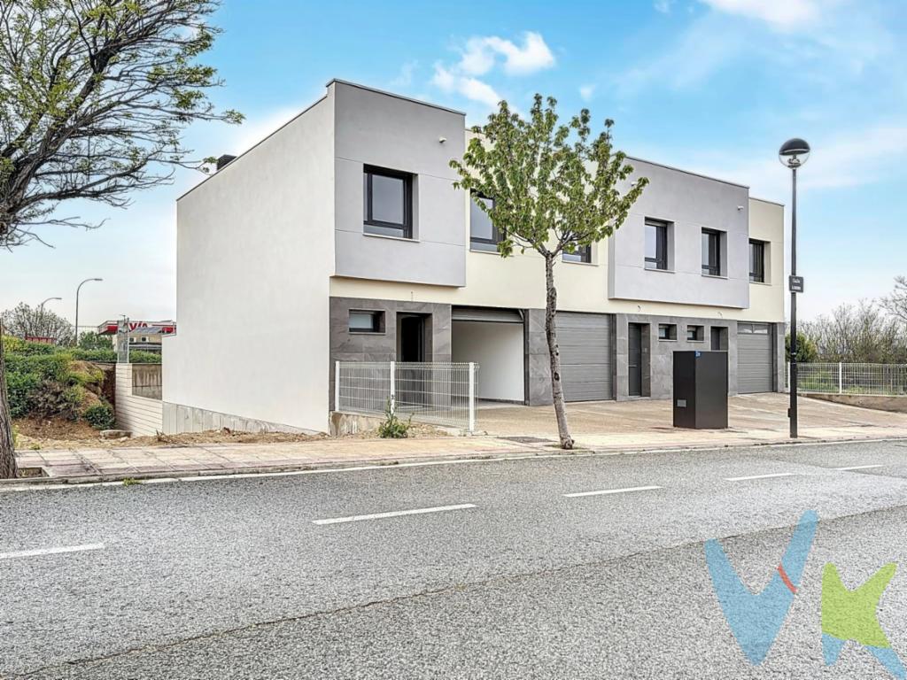 Vivienda unifamiliar de obra nueva ubicada en Murchante (Navarra). La parcela tiene 169 m2 y la vivienda se distribuye en tres plantas: sótano, baja y primera. Desde la planta sótano se accede directamente al porche y jardín de 51 m2 y desde la planta baja a una terraza de 12 m2 con vistas al jardín. Dispone en planta sótano de un espacio diáfano multiusos para disfrute del jardín, en planta baja o de calle dispone de garaje, salón con cocina tipo americano, comedor y aseo, en planta primera dispone de tres dormitorios con un baño con plato de ducha tipo plano blanco a ras de suelo. La vivienda actualmente está sin amueblar pero se han incorporado unas imágenes virtuales para que os ayude a imaginar cómo pueden quedar los espacios amuebladosEl cuanto a materiales, el aislamiento térmico aplicado para aislarnos tanto del frío en invierno como del calor en verano es de doce centímetros de espesor tanto en fachadas como en cubierta, los suelos son cerámicos imitación madera, las puertas interiores y rodapiés son lacados en color blanco, la carpintería exterior es de aluminio de alta gama con un alto nivel de aislamiento, mínima permeabilidad al agua y al aire que garantiza el máximo confort en las condiciones más extremas y la tabiquería es de ladrillo (material cerámico) recubierto con terminación de yeso en liso y pintura plástica mate color blanco.Destacar el sistema de calefacción con aerotermia mediante distribución del calor por suelo radiante del tipo calor para invierno y refrescante para verano.Descubre esta vivienda de obra nueva, a estrenar, no te arrepentirás sobre todo cuando veas su precio tan irresistible.