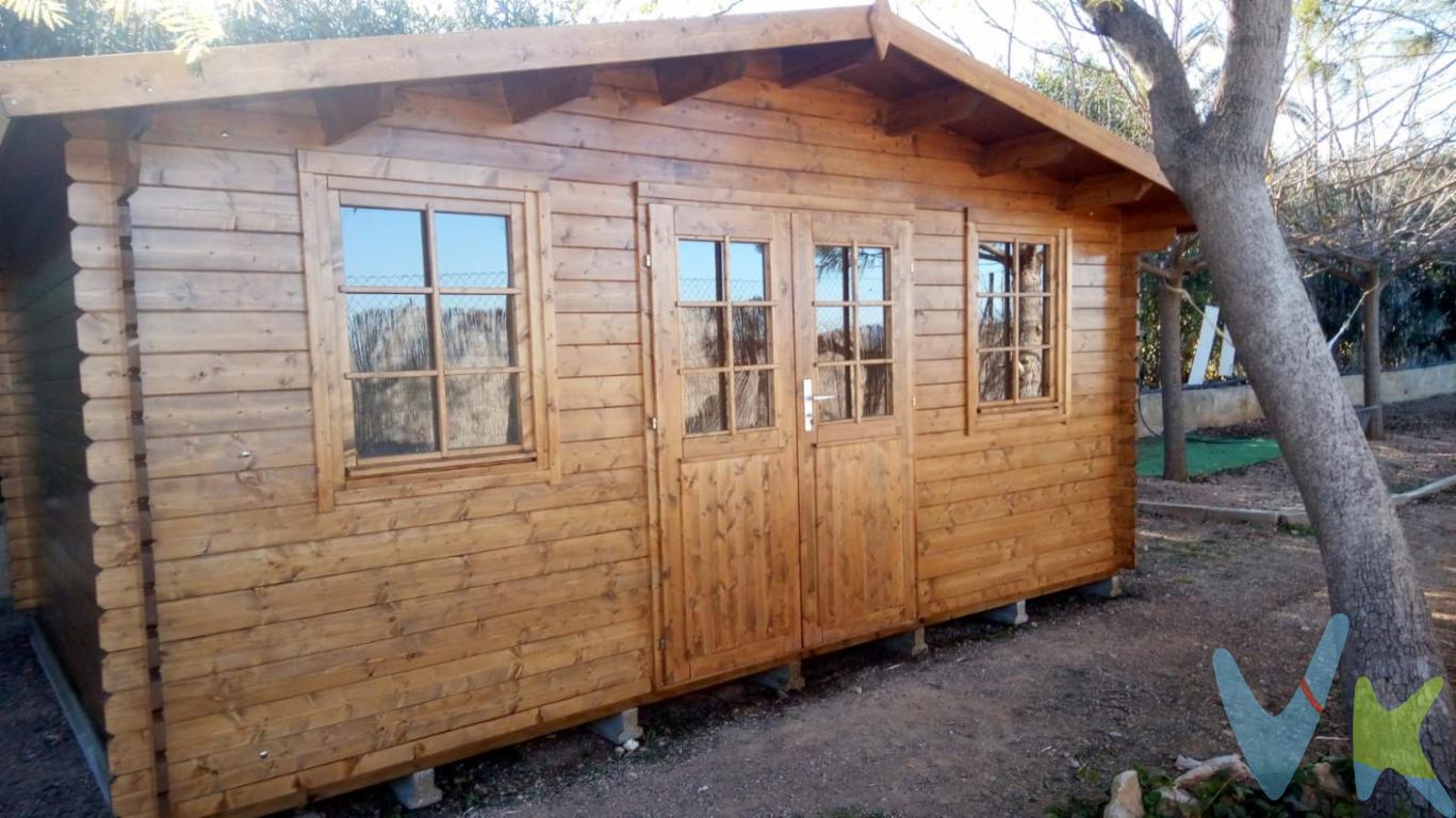  En la tranquila localidad de Riba-roja de Túria,  y en la urbanización de Mas D Escoto se encuentra esta encantadora Casa de madera en una parcela de mas de 500 metros cuadrados , que espera ser descubierta por aquellos que buscan un lugar lleno de tranquilidad y en plena naturaleza.Con una ubicación privilegiada y de fácil acceso, esta propiedad cuenta con 1 casa de madera diáfana, ideal para parejas o aquellos que buscan un espacio acogedor y funcional con baño en el exterior.El garaje en la propiedad es una ventaja añadida para aquellos que necesitan un espacio seguro donde guardar su vehículo. El trastero es perfecto para almacenar objetos y mantener la casa ordenada.Además de la funcionalidad con placas solares !El gran paellero y la piscina es sin duda son de los mayores atractivos de esta propiedad, donde podrás disfrutar de agradables momentos de relax y diversión en compañía de tus seres queridos. La caseta se encuentra  equipada con aire acondicionado y bomba de calor, listos para ser utilizados desde el primer día. Su diseño moderno y funcional la convierten en el lugar perfecto para disfrutar de la vida en un entorno tranquilo y seguro.No pierdas la oportunidad de visitar esta maravillosa propiedad y descubrir por ti mismo todas las ventajas que ofrece. ¡Te aseguramos que no te arrepentirás! Contáctanos para más información y agenda una visita. ¡Te estamos esperando! 