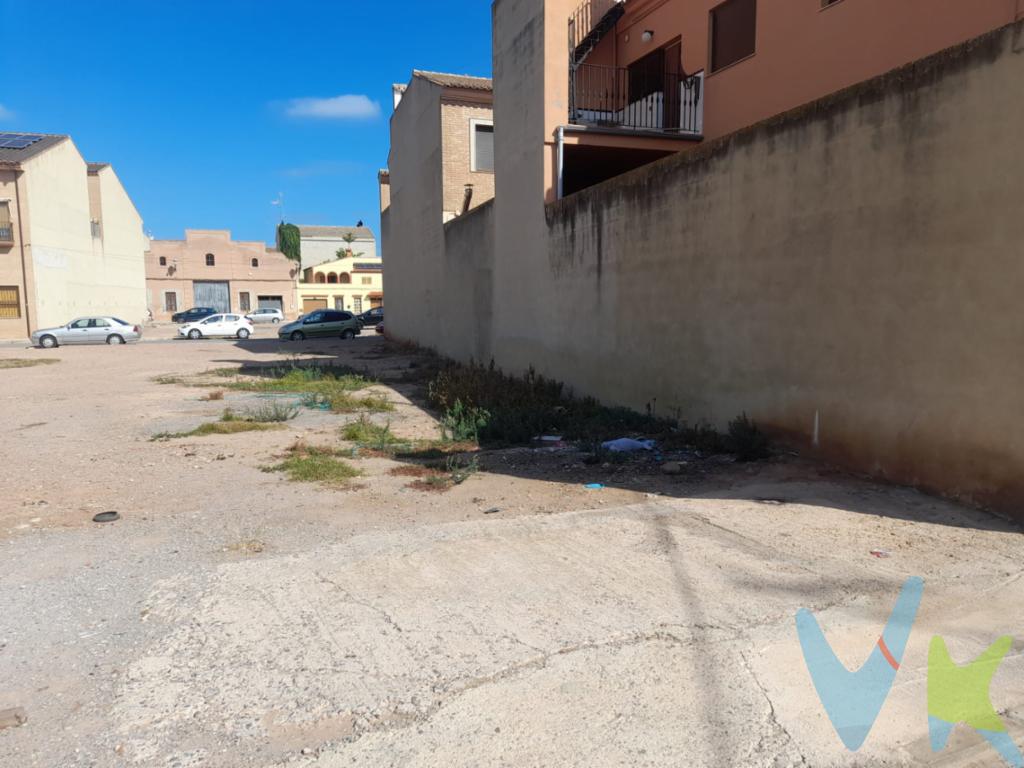  ¡Gran oportunidad de inversión en Albalat dels Sorells! Presentamos una excepcional parcela en venta ubicada en la encantadora localidad de Albalat dels Sorells. Esta magnífica propiedad se encuentra estratégicamente situada en un área tranquila pero bien conectada, ofreciendo una combinación ideal de serenidad y accesibilidad.La finca dispone de una superficie de casi 186 m2, te permite hacer una vivienda personalizada arreglo a tus necesidades. Su terreno amplio con una fachada de 10m te permite contemplar el proyecto de una vivienda con planta baja, primer piso y una terraza trasera para disfrutar de tu tiempo al aire libre.Una de las ventajas más destacadas de esta propiedad es su conexión a la red eléctrica, garantizando facilidad y comodidad en el suministro energético. Además, la proximidad a una estación de metro añade un valor incalculable, facilitando los desplazamientos y mejorando la comunicación con el entorno urbano.Ubicada a solo unos minutos a pie del centro de Albalat dels Sorells, esta finca ofrece la combinación perfecta entre la tranquilidad del entorno rural y la comodidad de todos los servicios locales. La cercanía a la estación de metro proporciona una comunicación excelente con Valencia y otras áreas metropolitanas, convirtiéndola en una opción excepcional tanto para quienes buscan una residencia habitual como para aquellos interesados en una inversión lucrativa.Una característica adicional que agrega atractivo a esta propiedad es su versatilidad. Las dimensiones del terreno y su estado actual ofrecen la posibilidad de adaptarlo a las necesidades específicas y preferencias del nuevo propietario. Ya sea que se busque desarrollar un proyecto innovador o aprovechar las ventajas del entorno para la construcción de una residencia personal, las opciones son prácticamente ilimitadas.Resulta destacable mencionar la seguridad de la inversión en esta finca. La demanda continua de bienes inmuebles en Albalat dels Sorells, sumada a su excelente ubicación y conexión con servicios esenciales, asegura un valor sostenido con potencial de apreciación futura. Invertir en esta propiedad representa no solo adquirir un terrero, sino también una oportunidad sólida y prometedora para maximizar el retorno de la inversión.Para aquellos interesados en visitar la finca, organizamos visitas personalizadas para mostrar todas las particularidades y ventajas de esta propiedad única. Estamos disponibles para explorar conjuntamente las posibilidades e ideas que cada interesado pueda tener. Nos comprometemos a acompañarle en cada paso del proceso, brindando toda la información y apoyo necesario para tomar una decisión informada y satisfactoria.No deje pasar esta oportunidad excepcional en Albalat dels Sorells. Para obtener más información o concertar una visita, no dude en contactarnos. Estaremos encantados de atenderle y de mostrarle por qué esta finca es la opción perfecta para usted. ¡Esperamos su llamada!Se muestra a título informativo y no contractual. El precio no incluye lo siguiente: Honorarios de la agencia inmobiliaria, impuestos (IVA, ITP) y otros gastos de la Compraventa (notaria, gestoría y registro).