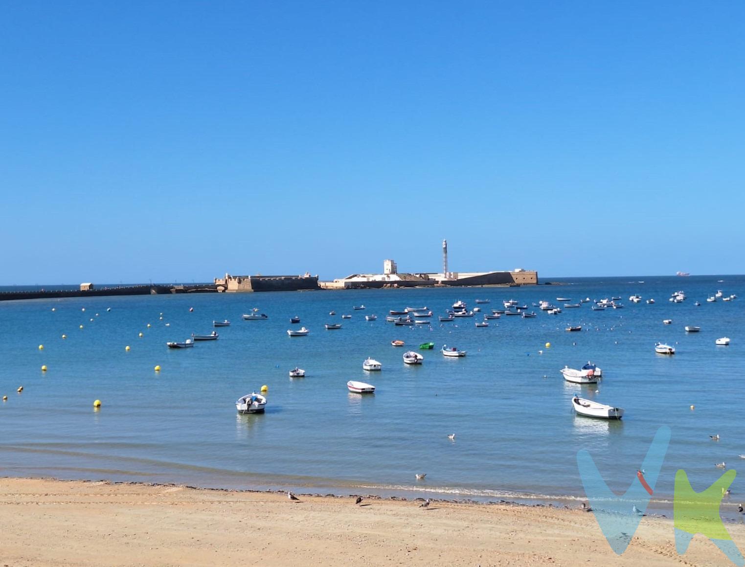 VIVIENDA EN VENTA EN LA CALETA. Vivienda en el centro de Cádiz, a menos de 10 minutos andando a la Playa de La Caleta, es una finca del año 2004, lo que garantiza unas zonas comunes cómodas, amplias, modernas y que además tiene ascensor. La vivienda tiene dos dormitorios dobles, amplios con ventana, cuarto de baño y cocina, además de un amplio salón. Aunque la vivienda no es exterior, da a un gran patio luminoso y tranquilo. La zona es inmejorable, tanto si quieres la vivienda como hogar o para pasar tiempo, ya que dispones de todas las comodidades, colegios, autobuses, zonas de ocio, playa, centros médicos, hospitales, teatro, cine... Tu rinconcito en Cádiz, no lo dudes, llámanos y concertamos una visita. La vivienda está alquilada hasta Junio 2027. . 