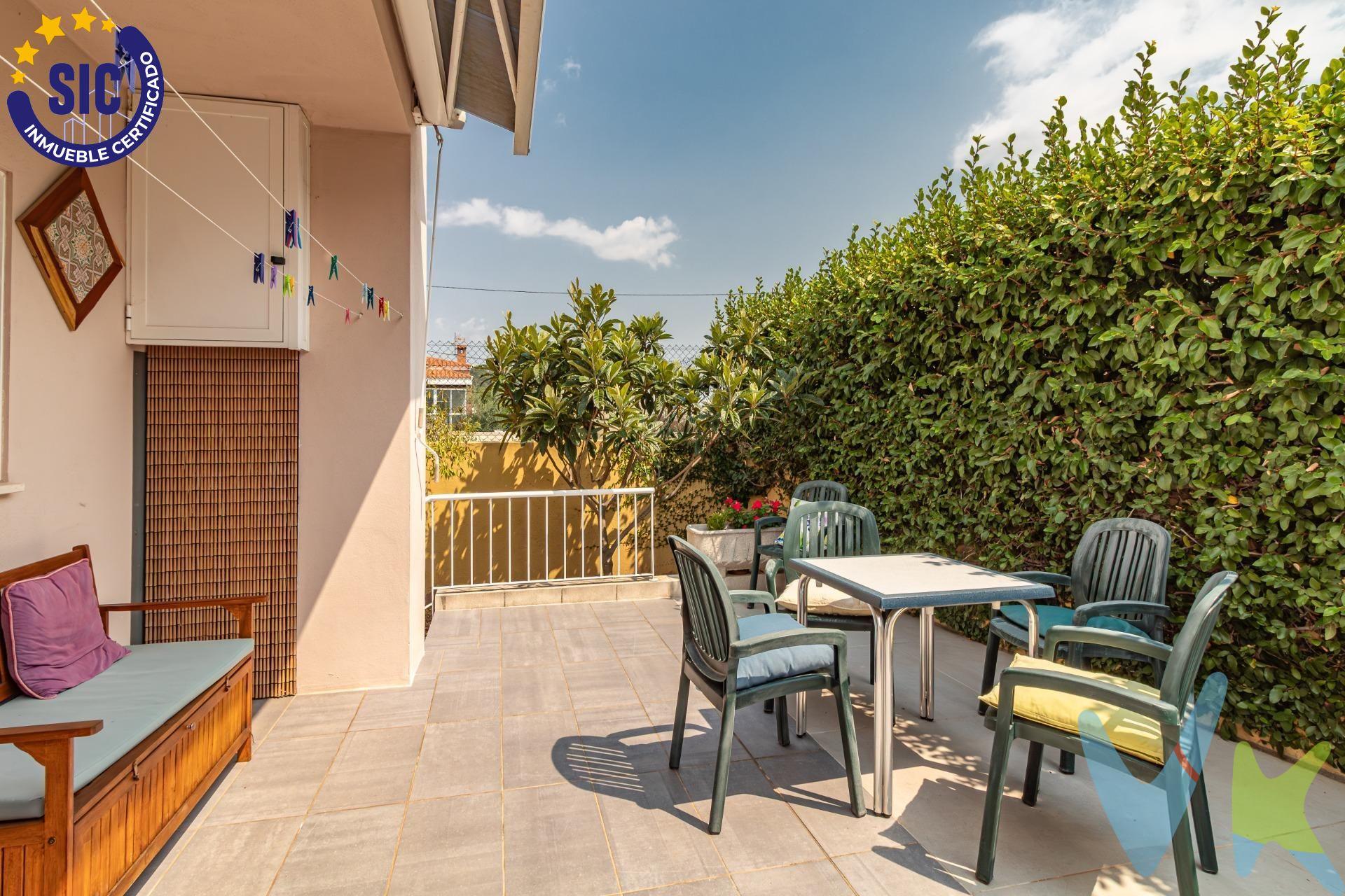 Descubre esta encantadora propiedad situada en la tranquila zona residencial de La Pobla Tornesa, un entorno natural privilegiado ideal tanto para familias como para quienes buscan una inversión con rentabilidad asegurada. Rodeada de naturaleza y con un ambiente tranquilo, La Pobla ofrece calidad de vida, aire puro y desconexión. Pero lo mejor es que, a pesar de su calma, se encuentra a pocos kilómetros de Castellón, una ciudad que cuenta con todos los servicios: hospitales, universidad, centros comerciales, colegios y zonas de ocio. Además, el aeropuerto de Castellón está también muy cerca, lo que añade comodidad para quienes viajan con frecuencia o reciben visitas. Con una superficie construida de 173 m² sobre una parcela de 300 m², esta propiedad ofrece un diseño muy versátil compuesto por dos viviendas independientes, conectadas entre sí por una escalera exterior. Esta distribución permite disfrutar de una vida familiar cómoda con total privacidad, al tiempo que se abre la posibilidad de alquilar una de las plantas o destinarla a recibir visitas prolongadas sin perder intimidad. La vivienda destaca por su luminosidad, gracias a los grandes ventanales que inundan cada estancia de luz natural, creando un ambiente cálido y acogedor. En concreto el salón de la planta baja ofrece una atmósfera especial debido  la entrada de luz durante todo el día y la conexión visual y física  con el jardín, potenciando la sensación de amplitud y bienestar. El jardín privado, con árboles frutales, invita a relajarse al aire libre o disfrutar de momentos especiales en familia. Además, la sostenibilidad ha sido una prioridad en esta casa: cuenta con placas solares, depósitos para la recogida de agua de lluvia y una instalación eléctrica adaptada con cargador para coche eléctrico, lo que asegura un consumo eficiente y responsable. Pensando en tu comodidad durante todo el año, la vivienda dispone de aire acondicionado en ambas plantas, así como calefacción mediante estufa de leña, ideal para los meses más fríos. Además, todas las ventanas están equipadas con mosquiteras, lo que permite ventilar la casa con total tranquilidad, manteniendo los insectos fuera y mejorando la calidad del ambiente interior. En la planta baja se encuentra un salón amplio y luminoso con salida directa al jardín, una cocina independiente completamente equipada, lavadero, un baño completo y dos dormitorios dobles. En la planta superior, la vivienda ofrece un espacio abierto con cocina integrada al salón, una terraza con impresionantes vistas al paraje natural del Desierto de Las Palmas, dos dormitorios dobles, un espacio para la colada y también un baño completo. La casa ha sido adaptada en varios aspectos para mejorar su accesibilidad, facilitando el día a día a personas con movilidad reducida o familias con niños pequeños. Esta propiedad es mucho más que una casa: es un hogar donde la tranquilidad, la funcionalidad y el respeto por el entorno natural conviven en equilibrio. Y lo mejor, sin renunciar a la cercanía y comodidad de una ciudad como Castellón. No dejes pasar esta oportunidad única de vivir en una de las zonas más agradables del interior de la provincia. Contáctanos para concertar una visita y descubrir en persona todo lo que esta casa tiene para ofrecerte. (*) Gastos, impuestos y honorarios de agencia no incluidos en el precio