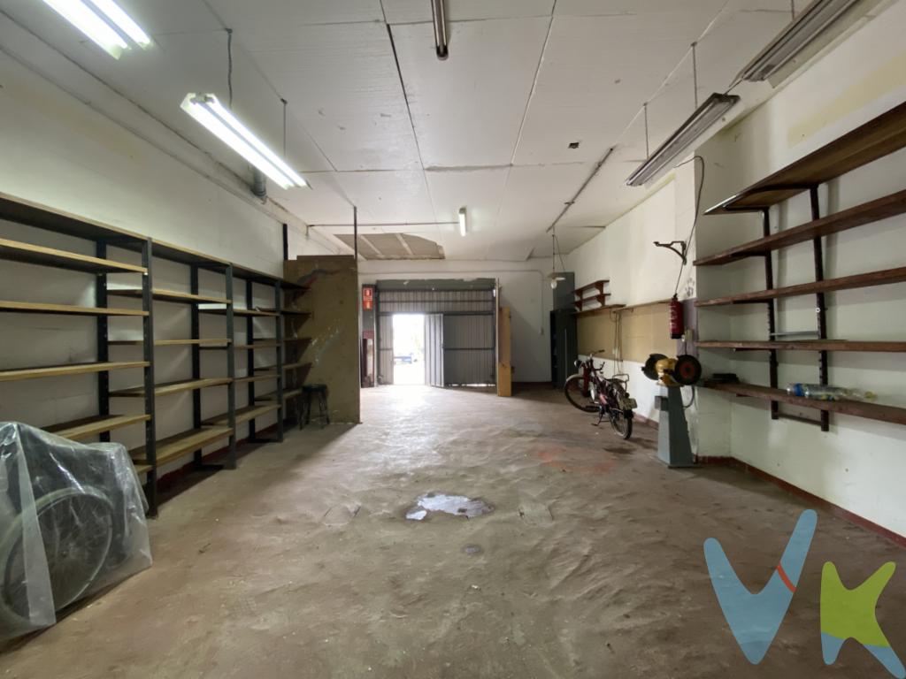 En Santiago de Cartes, en un entorno en crecimiento, se vende este amplio local comercial a pie de calle. Con una superficie construida de aproximadamente 225 m², ofrece una magnífica oportunidad para implantar distintos tipos de negocio en una zona con buena actividad económica y residencial. Actualmente el inmueble está dividido en 3 locales independientes, cada uno con su propia entrada desde la calle, lo que permite alquilarlos o explotarlos por separado si se desea y cuentan con los suministros de luz y agua dados de alta. Cada espacio puede destinarse a diferentes usos (comercial, despacho, pequeño almacén, servicios, etc.), lo que aporta gran versatilidad para inversores o emprendedores. Además cabe la posibilidad de cambio de uso a vivienda, previa autorización del Ayuntamiento de Cartes. El local se sitúa en la zona de La Plaza del Gallo, uno de los núcleos más dinámicos del municipio de Cartes, muy próximo a Torrelavega situada a tan solo 10 minutos y bien comunicado por carretera, lo que facilita el acceso tanto de clientes como de proveedores, y permite aprovechar el tirón comercial e industrial de la zona del Besaya. La zona presenta un crecimiento continuo de población y actividad económica, favoreciendo la implantación de pequeños comercios, servicios profesionales y negocios de proximidad. La ubicación a pie de calle, junto con la posibilidad de disponer de tres accesos independientes, hace de este inmueble una opción muy interesante para quien busque visibilidad y flexibilidad de uso.Honorarios de gestión al comprador 1.000. No dude en venir a visitarlo. Gastos e Impuestos no incluidos en el precio. Compra sujeta a ITP. El comprador se hará cargo de los costes de la escritura e inscripción en el Registro de la Propiedad.\"Más información sobre transparencia, impuestos, gastos y condiciones de compraventa en nuestra web www.activanorte.com\" 