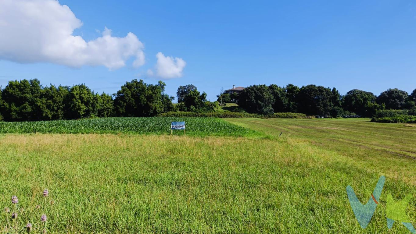 **Extraordinaria finca en venta en Gajano**Presentamos un lote compuesto por cuatro fincas situadas en el encantador municipio de Gajano, un lugar donde la tranquilidad y la belleza natural se fusionan ofreciendo un entorno de incomparable serenidad. Este conjunto de fincas con referencias catastrales 39040A022003280000RD, 39040A022003330000RI, 39040A022003320000RX y 39040A022003340000RJ se vende como un único lote con un total de 6.352 metros cuadrados; siendo una opción excepcional para aquellos que buscan escapar del bullicio de la ciudad y disfrutar de un estilo de vida más relajado, ya sea para uso personal, como residencia principal o como una inversión con múltiples posibilidades de desarrollo.Características urbanísticas:- Parcela mínima: 1.500 m².- Ocupación máxima: 10%.- Altura máxima permitida: 7 metros (hasta 2 plantas)Ubicado en Gajano; el entorno natural de la finca no tiene comparación. Este municipio es conocido por su ambiente tranquilo, ofreciendo todo el encanto de la vida rural sin renunciar a las comodidades modernas. Los alrededores están repletos de pintorescos paisajes y rutas naturales, ideales para quienes disfrutan de actividades al aire libre como senderismo, ciclismo o simplemente paseos recreativos en total paz.La proximidad a zonas urbanas también es excelente. Gajano está bien comunicado con servicios esenciales, comercios, escuelas y centros de salud, haciendo de esta finca un lugar conveniente para cualquier familia o individuo que busque balancear la vida rural con las facilidades del mundo moderno. Además, las conexiones de transporte facilitan el acceso a las principales vías, conectando rápidamente con ciudades cercanas para aquellas ocasiones que requieren una salida urbana.La versatilidad de esta finca convierte a esta propiedad en una inversión atractiva no solo para quienes aspiran a construir su hogar ideal, sino también para desarrolladores interesados en proyectos de mayor escala. El potencial de la zona, combinado con las características únicas de la parcela, asegura que cualquier inversión en este terreno será altamente gratificante.En resumen, esta finca en Gajano destaca como una oportunidad inmejorable en el mercado actual. Sus características y ubicación estratégica la convierten en una opción sin igual, apta tanto para vivienda personal como para proyectos de inversión. No pierda la oportunidad de visitar esta parcela y visualice su futuro en un lugar donde la tranquilidad y la conveniencia convergen armoniosamente.Notaria, registro e impuestos no incluidos en el precio