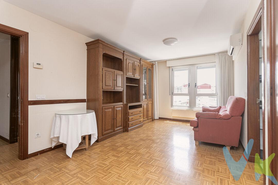 Se vende magnífico piso situado en Plaza José Miguel Barandiarán, una vivienda que destaca por su excelente luminosidad y la amplitud de todas sus estancias, ofreciendo un ambiente cómodo, acogedor y funcional para toda la familia.
La vivienda dispone de tres amplios dormitorios, dos baños completos, una cocina independiente totalmente equipada y un espacioso salón-comedor, ideal para disfrutar de reuniones familiares o momentos de descanso. Gracias a su excelente distribución y a la abundante luz natural que recibe durante todo el día, cada estancia transmite una agradable sensación de confort.
Como valor añadido, la propiedad incluye plaza de garaje, trastero y un cuarto para bicicletas, aportando un extra de comodidad y espacio de almacenamiento.
Una oportunidad ideal para quienes buscan un hogar amplio, luminoso y bien ubicado, con todos los servicios necesarios para disfrutar del día a día con la máxima comodidad.
INFORMACIÓN LEGAL
▪ Información meramente orientativa, sin carácter contractual.▪ Superficies y características aproximadas, con finalidad descriptiva.▪ En el precio de venta están incluidos los honorarios de la agencia inmobiliaria, que serán asumidos por la parte vendedora.▪ El precio indicado no incluye los gastos e impuestos derivados de la compraventa a cargo del comprador (Notaría, Registro de la Propiedad, I.T.P., A.J.D. o I.V.A., según corresponda), ni otros posibles gastos asociados.▪ El inmueble se transmite sin mobiliario ni otros enseres, salvo que se indique expresamente lo contrario.
A modo orientativo en Navarra:
▪ Notaría y Registro: 1%–1,5%.▪ ITP: tipo general 6% (con posibles bonificaciones).▪ AJD: aprox. 0,5%–1%.