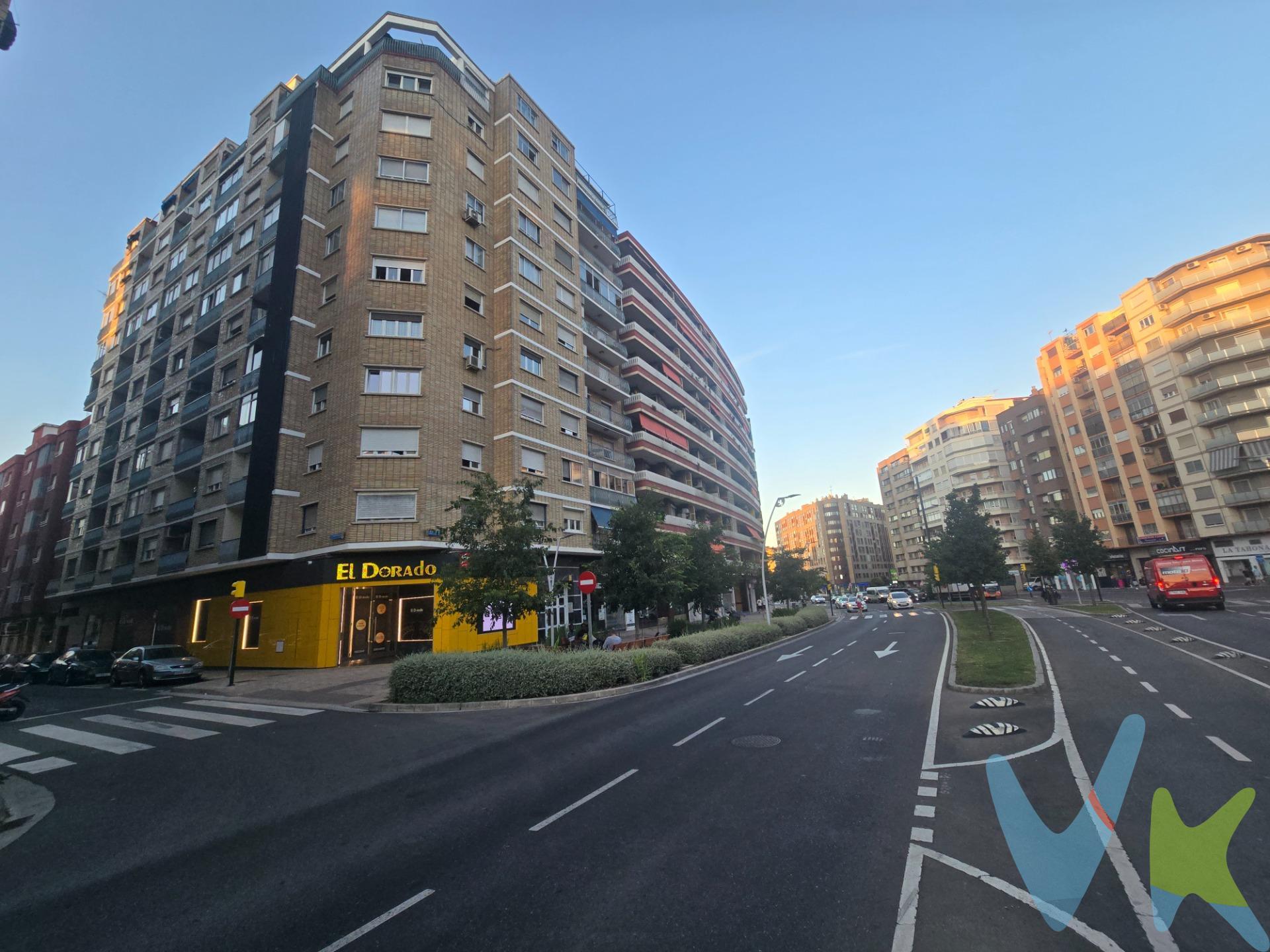 ¡Luz, amplitud y una ubicación inmejorable junto a Plaza de la Ciudadanía!. Si buscas una vivienda amplia, luminosa y perfectamente comunicada, esta es una excelente oportunidad. Situada en Avenida de Navarra, junto a Plaza de la Ciudadanía y la Estación Intermodal, esta vivienda dispone de 83 m² útiles distribuidos en una cómoda y funcional distribución: tres dormitorios dobles, el principal de 15,68m2, un amplio salón de 22 m², cocina independiente, baño completo y una galería cerrada de 4,80 m² con acceso desde el salón, ideal como zona de estar, despacho o espacio de almacenaje. La vivienda se encuentra en buen estado de conservación, lista para entrar a vivir, y destaca por ser exterior, con orientación sur, lo que le proporciona una excelente luminosidad durante todo el día. Dispone de calefacción central con contador individualizado, permitiendo un mayor control del consumo, y agua caliente sanitaria mediante termo eléctrico. El edificio cuenta con ascensor y se encuentra en una de las zonas mejor comunicadas de Zaragoza, con todo tipo de servicios a escasos minutos: comercios, supermercados, colegios, centros de salud, transporte público (autobús, cercanías y AVE), zonas verdes y rápidos accesos al centro de la ciudad. Una vivienda ideal tanto para familias que buscan amplitud y comodidad como para quienes desean realizar una inversión en una zona con alta demanda. No dejes de ver la visita virtual 360º donde podrás ver con todo detalle esta vivienda. Gastos e impuestos no incluidos. A título orientativo, en segundas transmisiones, el comprador abonará: Impuesto sobre Transmisiones Patrimoniales (ITP), tipo general en Aragón al 8% (*). Base de cálculo: mayor valor entre precio de compraventa o valor de referencia catastral. Gastos de Notaría y Registro: Aranceles variables según precio, número de copias y complejidad; cálculo según tarifas normativas. Si se precisa hipoteca: Tasación, condiciones y costes bancarios según entidad elegida por el comprador; así como gastos de gestoría y cualesquiera otros inherentes a la compraventa. No se incluyen otros gastos o tributos que puedan por Ley corresponder al comprador. Operación sujeta a doble mediación. Existen honorarios a cargo del comprador, salvo pacto en contrario, no incluidos en PVP. El consumidor conforme a la normativa vigente podrá solicitar información y documentación adicional relativa al inmueble, sus características, condiciones de la operación y del servicio de mediación en la oficina y/o a través de nuestro teléfono de contacto o mail. La agencia actúa exclusivamente como intermediaria en la compraventa, cuyas condiciones, en todo caso, estarán sujetas a la aceptación expresa del vendedor del inmueble y posterior formalización del contrato. La información suministrada se corresponde con la disponible a la fecha de publicación, pudiendo variar en función de las circunstancias o actualizaciones legales, contractuales y fiscales. Anuncio de carácter meramente informativo. Para una información exhaustiva sobre el funcionamiento, tipos impositivos y bonificaciones del ITP en Aragón, puede consultar el portal oficial de la Agencia Tributaria Autonómica. Tarifas notariales y registrales reguladas en el Anexo I del Real Decreto 1426/1989 y Anexo I del Real Decreto 1427/1989, respectivamente. Anuncio no vinculante, puede contener errores.