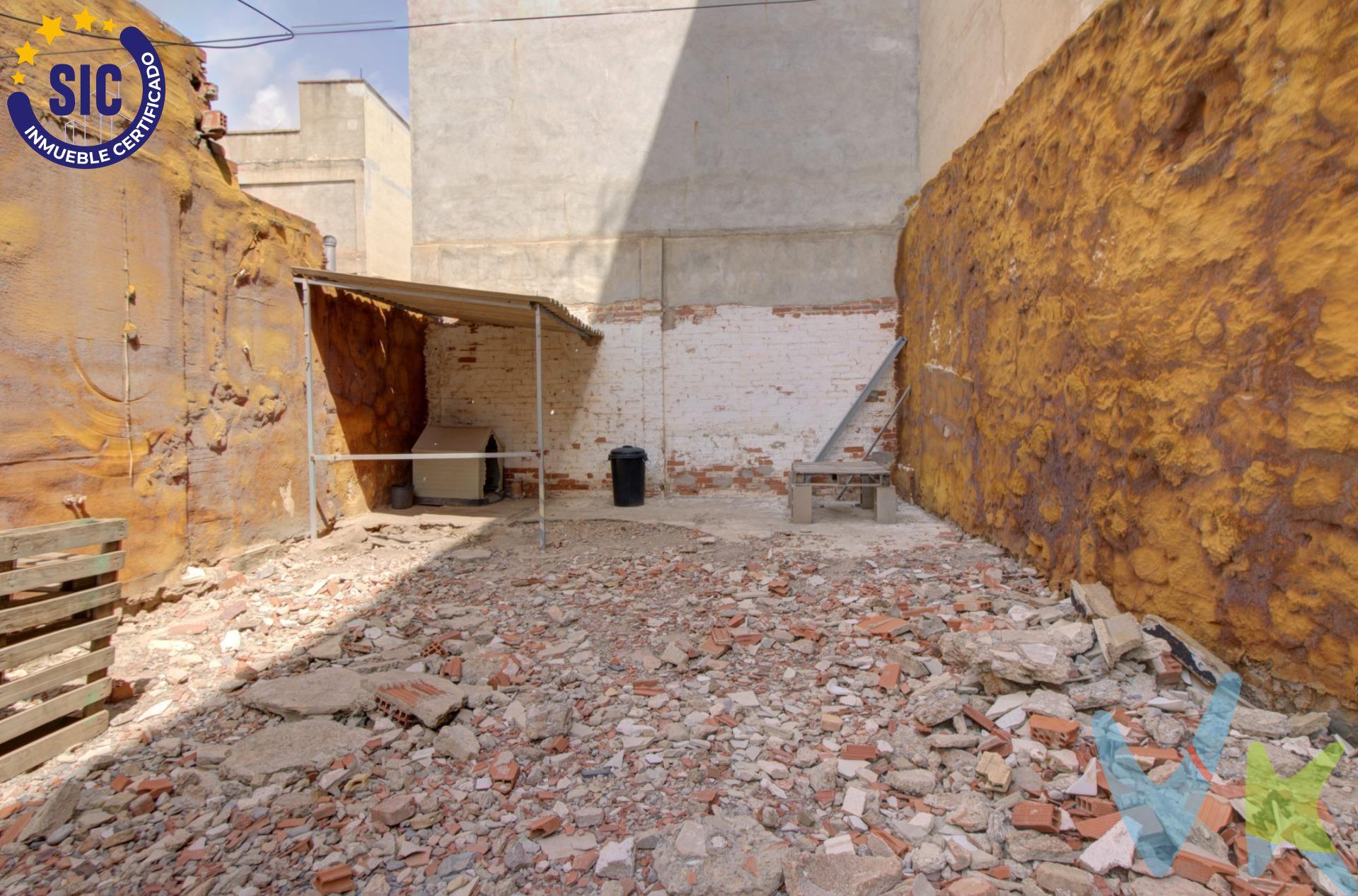 Terreno urbano de 122 m² en el centro de Xilxes pueblo, ideal para construir una vivienda a medida en un entorno tranquilo, consolidado y con todos los servicios a pocos pasos. La parcela destaca por su orientación sur, un valor especialmente apreciado que garantiza una excelente entrada de luz natural durante todo el día. Esto permite proyectar una vivienda más luminosa, confortable y eficiente, además de aprovechar mejor posibles espacios exteriores como patio o terraza. Sus dimensiones, ofrecen una proporción muy equilibrada que facilita el diseño de una vivienda funcional y bien distribuida. Una base perfecta para combinar amplitud interior con zonas abiertas que aporten calidad de vida en el día a día. Ubicado dentro del casco urbano, permite disfrutar de la comodidad de tener cerca el centro del municipio, con acceso a comercios, servicios y vida de barrio, lo que lo convierte en una opción muy práctica tanto para residencia habitual como para un proyecto a largo plazo. Una parcela pensada para quien quiere construir con criterio: buena orientación, buena proporción y una ubicación que facilita el día a día. Si lo necesitas, te ayudamos con la financiación. El precio del inmueble no incluye los honorarios de la agencia que ascienden al 3000 € más IVA, ni los gastos de notaría y registro de la propiedad (que están sujetos a aranceles y varían dependiendo del precio de escrituración), ni los impuestos (que en la Comunitat Valenciana dependen del precio del inmueble y de las características personales del comprador). Para mayor seguridad en la compraventa, todas nuestras viviendas poseen FICHA DE CERTIFICACIÓN DE INMUEBLES registrada por la Asociación de Inmobiliarias de la Comunidad Valenciana ASICVAL. Antes de comprar o de entregar las arras, pida el Certificado de la vivienda para estar seguro y tranquilo sobre la situación legal, urbanística y de cargas de la misma. RK ESTAÑOL, mercantil Inmobiliaria Quasablanqua, SL, está inscrita en el Registro de Agentes de Intermediación Inmobiliaria de la Comunidad Valenciana RAICV con el número de registro 1511.  . 