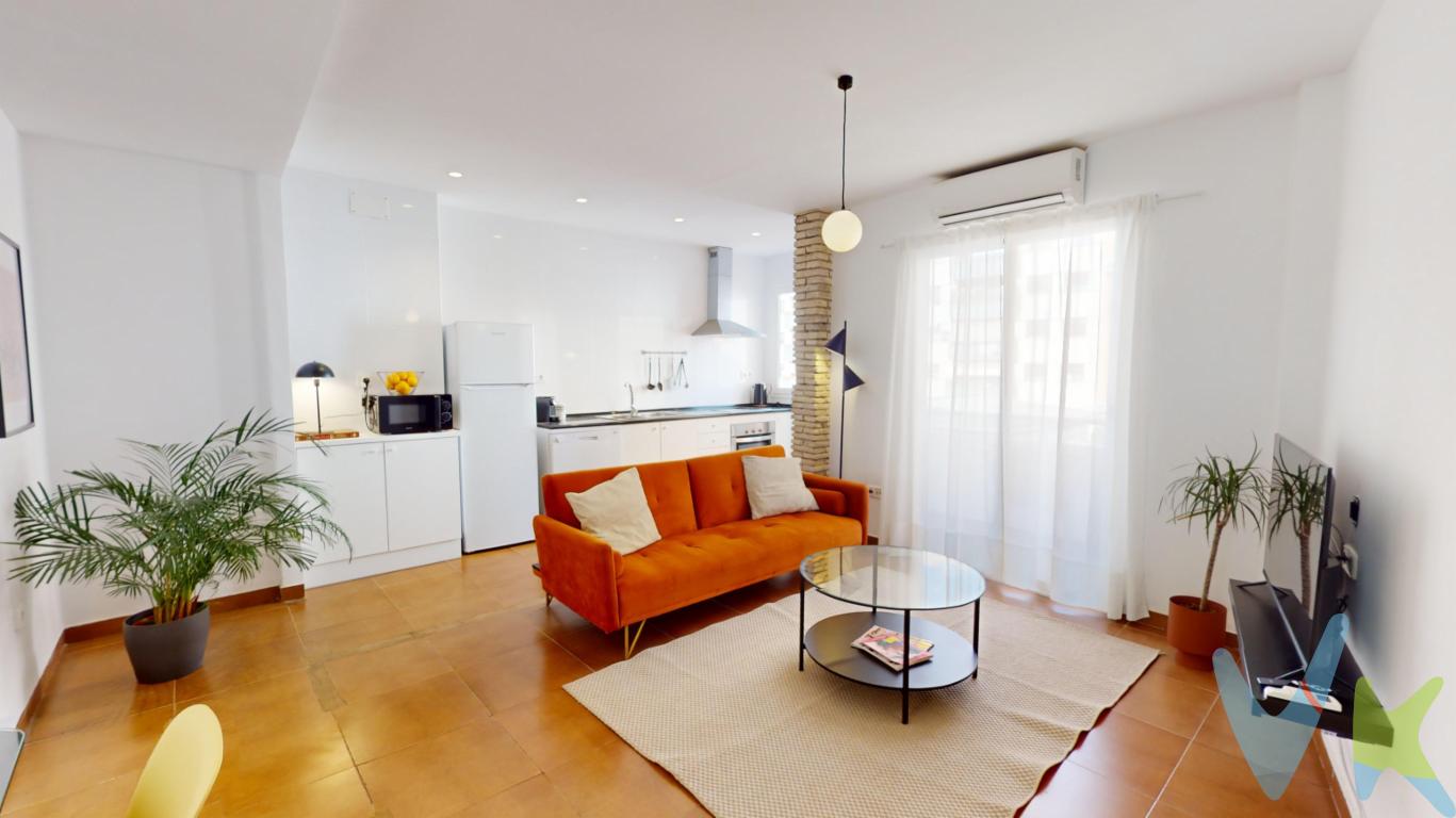 Hoy tenemos el placer de presentarles una excelente oportunidad para quienes desean vivir en una de las zonas más atractivas de Valencia: barrio de Monteolivete. Este piso en venta combina el encanto clásico con la comodidad moderna, ofreciendo un espacio perfecto para el disfrute familiar o como inversión, ya que en la actualidad cuenta con licencia turística.La propiedad se sitúa en la planta cuarta de un edificio construido en 1945, conservando el carácter y la solidez de esa época. Con 83 metros construidos y 73 metros útiles, el espacio se distribuye de forma eficaz para proporcionar amplias estancias. Ideal para aquellos que valoran la amplitud y luminosidad.El piso está compuesto por tres habitaciones que ofrecen múltiples posibilidades de adaptación a sus necesidades. Cada habitación es acogedora y llena de luz, ideal para descansar o transformar en espacio de trabajo o estudio. El diseño del interior afianza un ambiente cálido y acogedor, perfectas para tanto familias como jóvenes profesionales.Destacamos también el balcón del que dispone este magnífico piso, un espacio encantador para disfrutar de un desayuno al aire libre o momentos de relax al final del día. La presencia de esta extensión exterior es un lujo añadido en la vida urbana, permitiendo disfrutar del buen tiempo que caracteriza a la ciudad de Valencia.La ubicación es privilegiada, próxima a múltiples opciones de transporte que aseguran una conectividad excelente. A poca distancia, se encuentran estaciones de metro, facilitando su desplazamiento al centro y otras áreas de interés de la ciudad. Asimismo, las paradas de autobús cercanas proporcionan otra cómoda alternativa de transporte público.Vivir en Monteolivete significa disfrutar de la vibrante vida de barrio con un sinfín de opciones de ocio, cultura y servicios. Encontrará cerca supermercados, tiendas, restaurantes y cafeterías, además de centros médicos y colegios, cubriendo todas sus necesidades cotidianas sin necesidad de desplazamientos largos.La zona también se caracteriza por sus áreas verdes y parques, donde podrá disfrutar de actividades al aire libre, paseos familiares o ejercicio físico. Todo ello contribuye a una alta calidad de vida, rodeándose de un entorno que conjuga la tradición de su arquitectura con amenidades contemporáneas.Este piso es una opción ideal tanto para establecer su nuevo hogar como para potencial inversión en un área en constante desarrollo y revalorización. No deje pasar la oportunidad de visitar esta propiedad y comprobar todas sus virtudes personalmente. Cada rincón de este hogar en Valencia ha sido pensado para ofrecerle confort, funcionalidad y una estancia inolvidable.Contáctenos ya para concertar una visita lo antes posible. ¡Esperamos su llamada!Agencia Registrada con el Nº 89 en el Registro Obligatorio de Agentes Inmobiliarios de la Comunitat Valenciana. Puede consultar en la web de la GVA:https://habitatge.gva.es/es/registres-en-materia-habitatgeLa oferta está sujeta a cambios de precio o retirada del mercado sin previo aviso. Este anuncio en su conjunto, incluyendo textos, fotos, imágenes o cualquier otro contenido del mismo, no es vinculante dado que la información es ofrecida por terceros y puede contener errores. Se muestra a título informativo y no contractual. El precio no incluye lo siguiente: Honorarios de la agencia inmobiliaria, impuestos (IVA, ITP) y otros gastos de la Compraventa (notaria, gestoría y registro). Por mandato expreso del propietario, comercializamos este inmueble en exclusiva, lo que le garantiza el acceso a toda la información, a un servicio de calidad, un trato fácil, sencillo y sin interferencias de terceros. Por este motivo, se ruega no molestar al propietario, a los ocupantes de la propiedad o a los vecinos. Muchas gracias por su comprensión. Si usted es agente inmobiliario y tiene un cliente para este inmueble, llámenos: estaremos encantados de colaborar. 