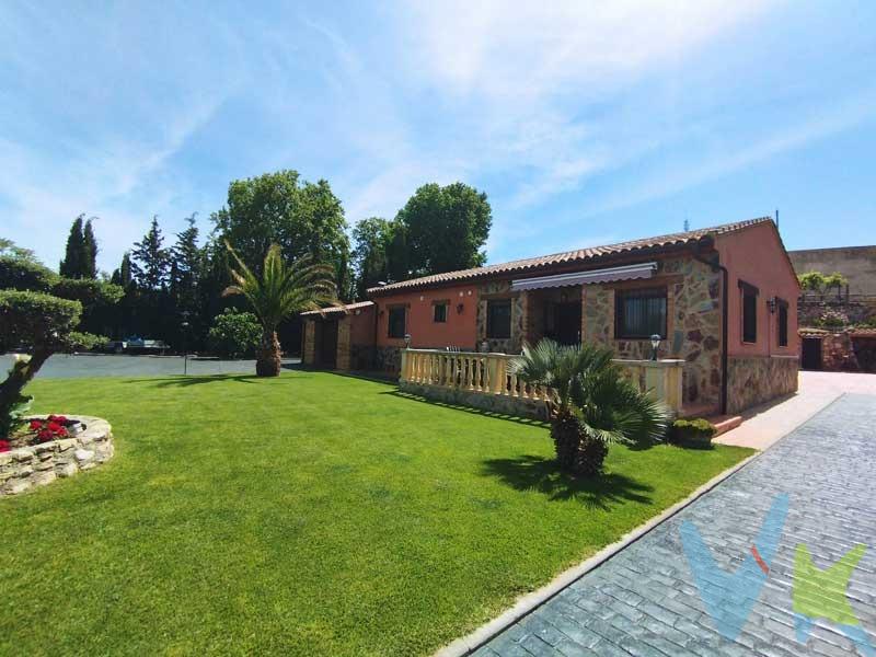 </B>VERA DE MONCAYO JUNTO A MONASTERIO DE VERUELA: </B>Magnifico chalet en una planta de 140 metros en parcela de 1158 metros. Para entrar a vivir. Salón comedor de 38 metros con chimenea.  3 dormitorios dobles, uno de ellos tipo suit con baño. Cocina amueblada y equipada. Despensa. Cuarto de baño. Terraza de 17 metros. Jardín de xx metros con barbacoa. Garaje y trastero. Calefacción. Agua caliente por termo eléctrico. Suelos de gres rustico, ventanas climalit, puertas de madera. Rustico con todos los servicios municipales agua, luz y vertidos.