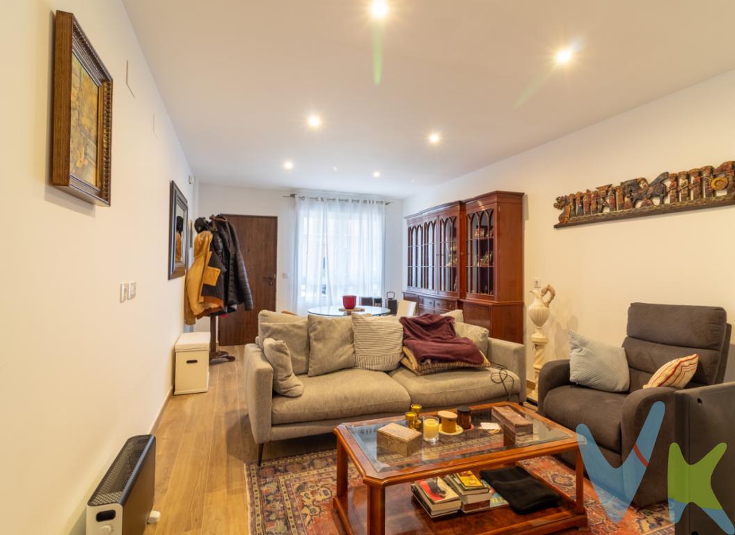 CASA EN EL CENTRO DE ALMENARA Atención a esta magnífica oportunidad de adquirir una casa casi nueva en el centro del pueblo de Almenara. Presentamos una casa reformada integralmente en 2022. Esta propiedad es ideal para aquellos que buscan un hogar con garaje, confortable y bien ubicado.La casa cuenta con tres espaciosas habitaciones, perfectas para proporcionar el descanso y privacidad que cada miembro de la familia merece. La planta baja está formada por un comedor amplio, una cocina lujosa orientada al sur que se abre a un patio, y un baño completo. La segunda planta, además de las 3 habitaciones, cuenta con otro baño completo.En términos de construcción, la vivienda consta de 128 metros cuadrados, lo que proporciona una distribución óptima de los espacios. Un elemento que destaca en esta propiedad es su amplitud, el cual es evidente no solo en sus espacios internos, sino también en la experiencia de habitar esta vivienda. Además, la presencia de un balcón ofrece un agradable lugar para disfrutar del aire libre sin necesidad de salir de casa.La ubicación de esta vivienda es inmejorable, ya que se encuentra muy cerca de la estación de tren, lo que facilita el acceso a otros puntos de interés y conecta rápidamente con núcleos urbanos cercanos. Esta cercanía al transporte público representa una gran ventaja para los que prefieren moverse con facilidad y rapidez.Muy cercana a la playa, a los estaques naturales de Almenara. A pocos minutos de Sagunto y todo lo que ofrece la capital del Camp de Morvedre.Enclavada junto al Molino de Almenara, uno de los símbolos de la ciudad, les permitirá vivir en pleno centro con todos los servicios indispensables a su alcance.En conclusión, quienes visiten esta casa estarán accediendo a una propiedad que combina todas las ventajas que uno puede desear. Desde sus espaciosos interiores hasta su ubicación estratégica y todas sus características adicionales, esta casa representa una inversión inteligente para el presente y futuro. Le invitamos a concertar una visita y descubrir personalmente todas las ventajas que esta maravillosa propiedad tiene para ofrecerle.No pierda la oportunidad de conocer en detalle esta increíble oferta. Estamos a su disposición para atender todas sus consultas y facilitarle la información adicional que necesite para tomar la decisión de su vida. ¡Esperamos su visita con entusiasmo! * En nuestra agencia contamos con el distintivo de Agentes de Intermediación Inmobiliaria de la Comunitat Valenciana (Número de registro RAICV 1394) y cumplimos con todos los requisitos que debe tener un profesional del sector inmobiliario. *Por mandato expreso del propietario, comercializamos este inmueble en exclusiva, lo que le garantiza el acceso a toda la información, a un servicio de calidad, un trato fácil, sencillo y sin interferencias de terceros. Si usted es agente inmobiliario y tiene un cliente para este inmueble, llámenos estaremos encantados de colaborar. *El precio indicado no incluye gastos ni otros conceptos. A tal efecto, se informa que al referido precio habrá que añadirle los gastos propios de la transmisión inmobiliaria, entre los que cabe enumerar los siguientes: honorarios notariales, impuesto al que se encuentre sujeta la transmisión (Impuesto sobre el Valor Añadido o Impuesto sobre Transmisiones Patrimoniales y Actos Jurídicos Documentados, según el caso), gastos de inscripción en el Registro de la Propiedad y honorarios de intermediación de la agencia inmobiliaria.  *¿Qué te ofrecemos en nuestra agencia?  - Agilizamos y hacemos más cómodo el proceso. - ¡Nos ocupamos de todo! Cero preocupaciones. - Recibe apoyo legal y fiscal durante todo el proceso. - Experto inmobiliario 100% a tu lado. - Asistencia post venta ¡Seguimos a tu lado! Si deseas saber más, no dudes en ponerte en contacto con nosotros. ¿HABLAMOS? 