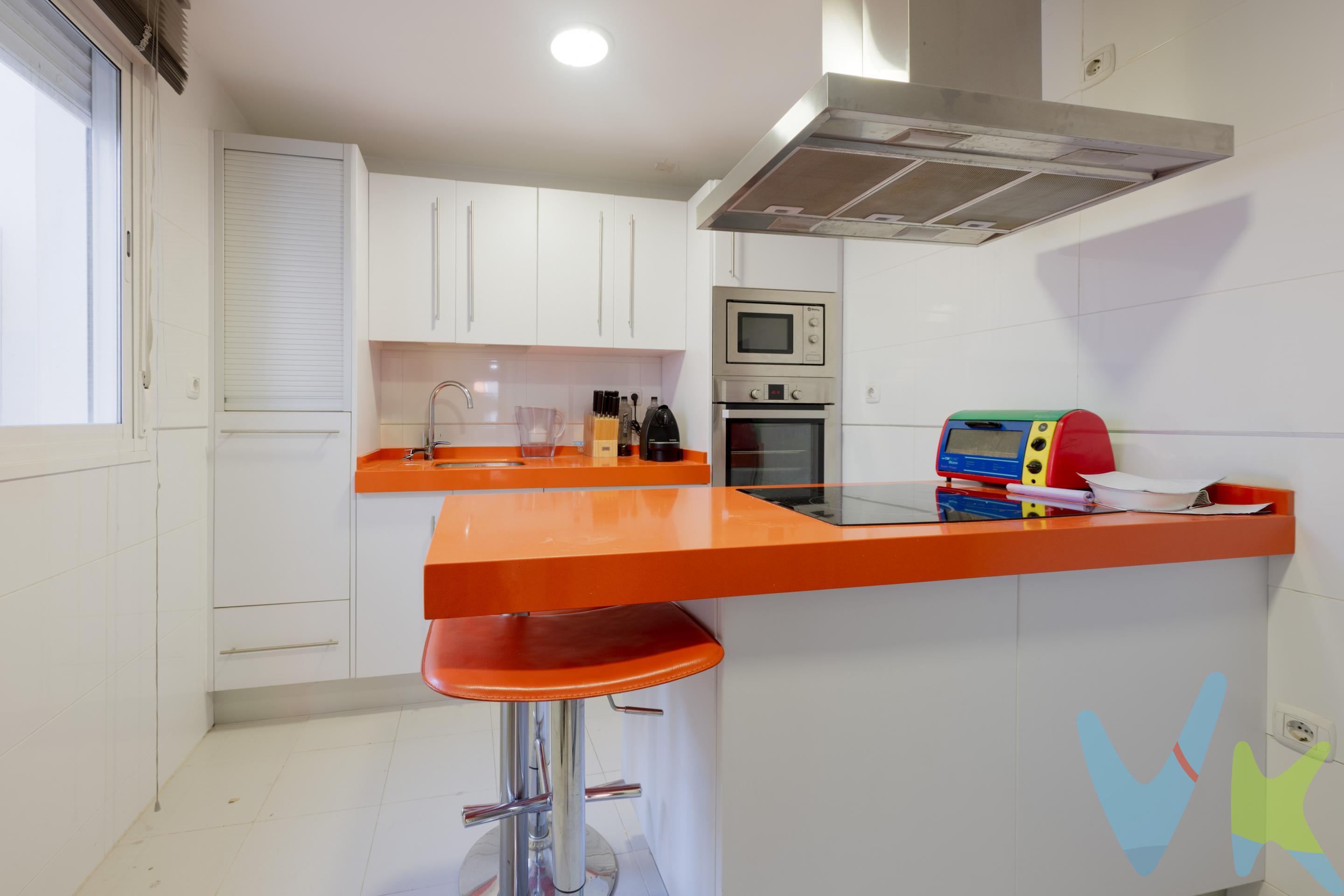 PRECIO DE VENTA: [340.000€ + GASTOS] €. Espectacular adosado en Señorío de Arco Norte (Dos Hermanas). Si buscas amplitud, diseño y una ubicación exclusiva, este adosado en recinto cerrado es perfecto. Una vivienda funcional, muy luminosa y lista para entrar a vivir (solo necesita pintura en fachada). Planta Baja: Gran patio delantero, amplio salón-comedor y cocina equipada con acceso a patio trasero ideal para cenas al aire libre. Cuenta también con una habitación polivalente y un aseo de cortesía. Planta Primera: Zona de descanso con 2 habitaciones (originalmente 3, una reconvertida en espectacular vestidor a medida), terraza y 2 baños completos (uno en suite en el dormitorio principal). Planta Superior: Magnífica terraza/solárium privada, ideal para zona chill-out con vistas despejadas. Sótano y Garaje: Comodidad total con 2 plazas de garaje privadas y acceso directo a la vivienda. Urbanización y servicios:. Disfruta de la máxima seguridad y unas zonas comunes excepcionales con piscinas comunitarias y pista de pádel. Ubicación inmejorable: a un paso de colegios, comercios, centros comerciales, zonas verdes y con conexión rápida a la SE-40 y Sevilla capital. ¡El hogar que estabas buscando!. ¿Agendamos una visita?. En cumplimiento de las obligaciones de información previstas en la Ley 10/2025, de 28 de diciembre, de servicios de atención a la clientela y transparencia, así como en la normativa sectorial vigente, se hace constar que el precio indicado no incluye los gastos e impuestos inherentes a la adquisición, los cuales se desglosan a continuación:. •	Impuesto sobre Transmisiones Patrimoniales (ITP): Se aplicará el tipo impositivo vigente en la Comunidad Autónoma de Andalucía (generalmente el 7% (23.800€), sin perjuicio de tipos reducidos del 3,5%, 1,2% o 1% aplicables según las circunstancias personales del comprador o las características del inmueble). El impuesto se devenga sobre el Valor de Referencia de Catastro o el precio de venta, aquel que resulte superior. •	Gastos de Notaría: Los honorarios notariales se calcularán conforme al arancel oficial regulado en el Anexo I, del Real Decreto 1426/1989, de 17 de noviembre, por el que se aprueba el arancel Notarial. •	Gastos de Registro: La inscripción en el Registro de la Propiedad se facturará según el arancel oficial establecido en el ANEXO I, del Real Decreto 1427/1989, de 17 de noviembre, por el que se aprueba el arancel Notarial. •	Gastos de Gestión (Gestoría): Los honorarios por la tramitación administrativa, liquidación de impuestos e inscripción registral ascienden aproximadamente a [545] € (IVA incluido). •	Honorarios Agencia del Vendedor: incluidos en el PVP. •	Honorarios Agencia del comprador: La agencia prestará los servicios de información, asesoramiento y acompañamiento previstos en el Encargo de Servicios y en el D.I.A. Si solicita servicios adicionales o personalizados, sus honorarios serán informados previamente, de forma individualizada y por escrito, conforme a la libertad de pactos y a la normativa vigente. NO VINCULADOS AL PRECIO DE COMPRA. Para una información exhaustiva sobre el funcionamiento, tipos impositivos y bonificaciones del ITP en Andalucía, puede consultar el portal oficial de la Agencia Tributaria de la Junta de Andalucía en el siguiente enlace:. https://www.juntadeandalucia.es/organismos/economiahaciendayfondoseuropeos/areas/tributos-juego/tributos/paginas/impuestos-cedidos-transmisiones.html; . Documento D. I. A. a disposición del consumidor según Decreto 218/2005 Junta de. Andalucía.