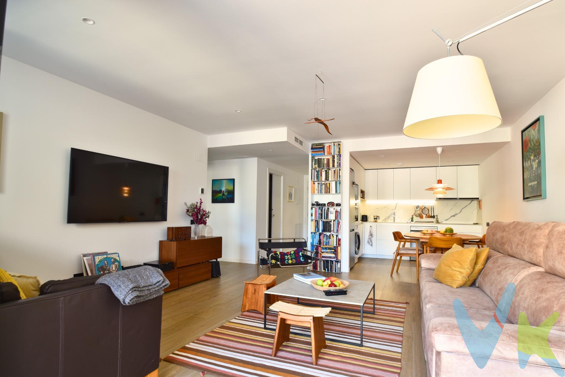 ¡Mejor que nuevo! Piso con piscina comunitaria junto al Passeig Marítim. Despertarse cada dia con la brisa marina continua siendo el privilegio más preciado de nuestra época. Te presentamos esta joya impecable de construcción seminueva (año 2023), con acabados modernos de máxima calidad y diseño funcional. Ubicado en una zona absolutamente privilegiada de Vilanova i la Geltrú, al lado del Passeig Marítim y a solo cinco minutos caminando de sus espectaculares playas de arena fina. El verdadero efecto "wow" te espera en la azotea del edificio: una espectacular zona comunitaria con piscina, vistas panorámicas con el mar de fondo y un encantador jardín cuidado al detalle. El lugar perfecto para desconectar mientras contemplas el Mediterráneo. Se trata de una segunda planta con dos ascensores en una comunidad eficiente y de vecindario tranquilo. Su distribución inteligente, aprovechada al máximo, y con confort de última generación gracias a disponer de domótica ya instalada, no te dejará indiferente. El piso es totalmente exterior y está volcado hacia una plaza, lo que garantiza vistas despejadas, privacidad y una luz natural envidiable durante todo el día. La zona de día es un espacio abierto y muy funcional que integra el salón, el comedor y una cocina de diseño. Desde aquí se accede directamente a un agradable balcón orientado al suroeste (con toldo instalado), ideal para disfrutar del sol. La zona de noche compuesta por 2 dormitorios (uno de ellos tipo suite) y 2 baños completos, es muy confortable, càlida y luminosa. . Está equipado con sistema de aerotermia centralizada en un edificio energéticamente eficiente lo que garantiza màxima sostenibilidad, confort térmico total durante todo el año con un consumo energético mínimo. Olvídate de las rampas estrechas de los sótanos y gana en màxima comodidad en el dia a dia: el piso incluye una plaza de parking grande en la planta baja a pie de calle, con un acceso comodísimo. . Vivir en Vilanova i la Geltrú supone disfrutar de calidad de vida los 365 días del año, establecerte aquí significa adoptar un estilo de vida envidiable en la capital del Garraf. Vilanova combina el encanto de una ciudad marinera con todos los servicios imaginables:. •	Entorno marítimo único: Disfruta de más de 6 km de playas e infraestructuras náuticas de primer nivel justo al lado de casa. •	Conexión premium: A solo 45 km de Barcelona, con trenes directos (línea R2 Sud) que te plantan en el centro de la capital en unos 50 minutos, y a 5 minutos de Sitges. •	Cultura y gastronomía: Una ciudad viva todo el año, famosa por su Rambla peatonal llena de comercio, su vibrante oferta gastronómica (con la Gamba de Vilanova y el Xató como referentes) y una rica vida cultural. Un piso impecable, de calidad superior y en una ubicación inmejorable. Listo para entrar a vivir y empezar a disfrutar del auténtico bienestar mediterráneo. ¡Ven a visitarlo, te enamorará!. Cédula habitabilidad: CHB01490224002. Certificado Energético: Referencia 4ZZ277S4H Consumo de energía B 28 Kwh-m² año Emisiones A 4 Kg CO2-m² año. El precio no incluye impuestos (ITP, IVA y AJD), ni los gastos de notario ni los de registro. 