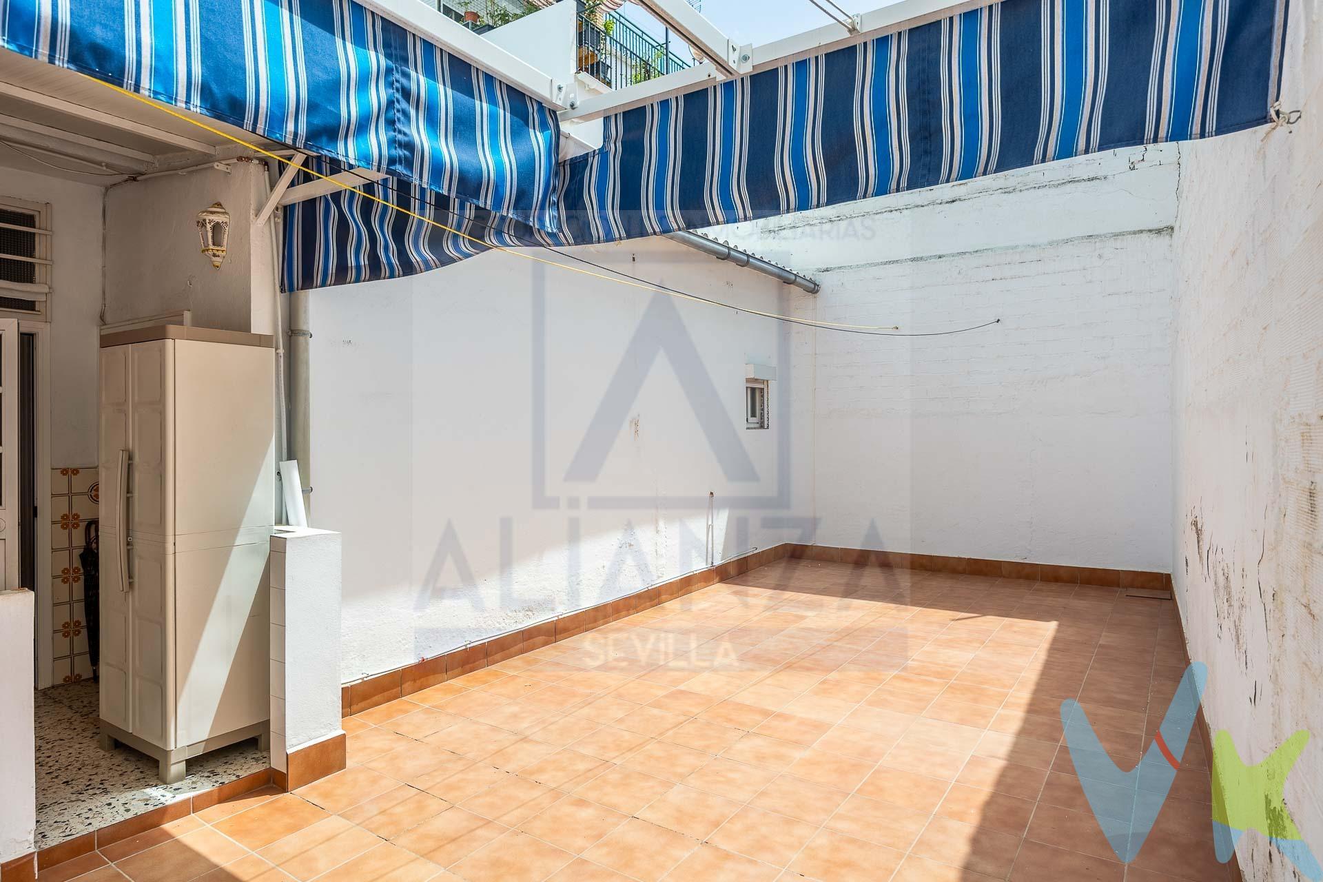 Casa en Venta en el Centro de Camas. Excelente oportunidad en pleno centro de Camas. Se vende vivienda de dos plantas más azotea, ubicada en una de las zonas más demandadas de Camas, con todos los servicios al alcance de la mano: comercios, colegios, centros de salud, transporte público y zonas de ocio. La vivienda se distribuye de la siguiente manera:. ✅ Planta baja:. Salón. Cocina independiente. 1 dormitorio. 1 baño completo. Gran patio, ideal para disfrutar al aire libre, reuniones familiares o crear una agradable zona de ocio. ✅ Primera planta:. 3 dormitorios de estilo tradicional, distribuidos conforme a la construcción típica de la época, donde para acceder a uno de los dormitorios es necesario pasar por otro. ✅ Segunda planta:. Trastero. Azotea con múltiples posibilidades de uso. La vivienda destaca por su excelente ubicación en el corazón de Camas y por ofrecer amplios espacios, siendo ideal tanto como residencia habitual como para quienes buscan una casa con encanto tradicional y posibilidades de personalización. En cumplimiento de las obligaciones de información previstas Disp. final 3ª de la Ley 10/2025, de 28 de diciembre, de servicios de atención a la clientela y transparencia, así como en la normativa sectorial vigente, y RD 218/2005 de Inf. de la Junta de Andalucía, el precio indicado no incluye los gastos e impuestos inherentes a la adquisición, los cuales se desglosan estimados o con posibilidad de calcularlos a continuación; los gastos más ajustados serán dados en el D.I.A. en la visita a inmuebles, o antes. *Gastos de Notaría: La Minuta se calculará según al arancel notarial oficial: Anexo I, del Real Decreto 1426/1989, de 17 de noviembre. Enlace: notariared.com/calculadora-gastos-compra-vivienda/. *Gastos de Registro de la Propiedad: La inscripción se facturará según el arancel oficial: ANEXO I, del Real Decreto 1427/1989, de 17 de noviembre. Igual enlace anterior. *Gastos de Gestión (Gestoría): Los honorarios por la tramitación administrativa, liquidación de impuestos e inscripción registral ascienden de forma estimativa a [363 € aprox.] (IVA incluido), aunque depende de cada caso, y su dificultad. *Honorarios Agencia del Vendedor: incluidos en el PVP. *Honorarios Agencia del comprador: La agencia prestará los servicios de información, asesoramiento y acompañamiento previstos en el Encargo de Servicios y en el D.I.A. Si solicita servicios adicionales o personalizados, sus honorarios serán informados previamente, de forma individualizada y por escrito, conforme a la libertad de pactos y a la normativa vigente. *Si necesita Financiación, su banco le informará. *Impuesto sobre Transmisiones Patrimoniales (ITP): Se aplicará el tipo impositivo vigente en Andalucía (generalmente el 7%, sin perjuicio de tipos reducidos del 6%. 3,5%, etc, aplicables según las circunstancias personales del comprador o las características del inmueble). El impuesto se devenga sobre el superior entre: 1.- Valor de Referencia de Catastro; y 2.- Precio de venta. Puede calcular su situación personal en el portal oficial de la A.T. de Andalucía. enlace: juntadeandalucia.es/organismos/economiahaciendayfondoseuropeos/areas/tributos-juego/tributos/paginas/impuestos-cedidos-transmisiones.html. 