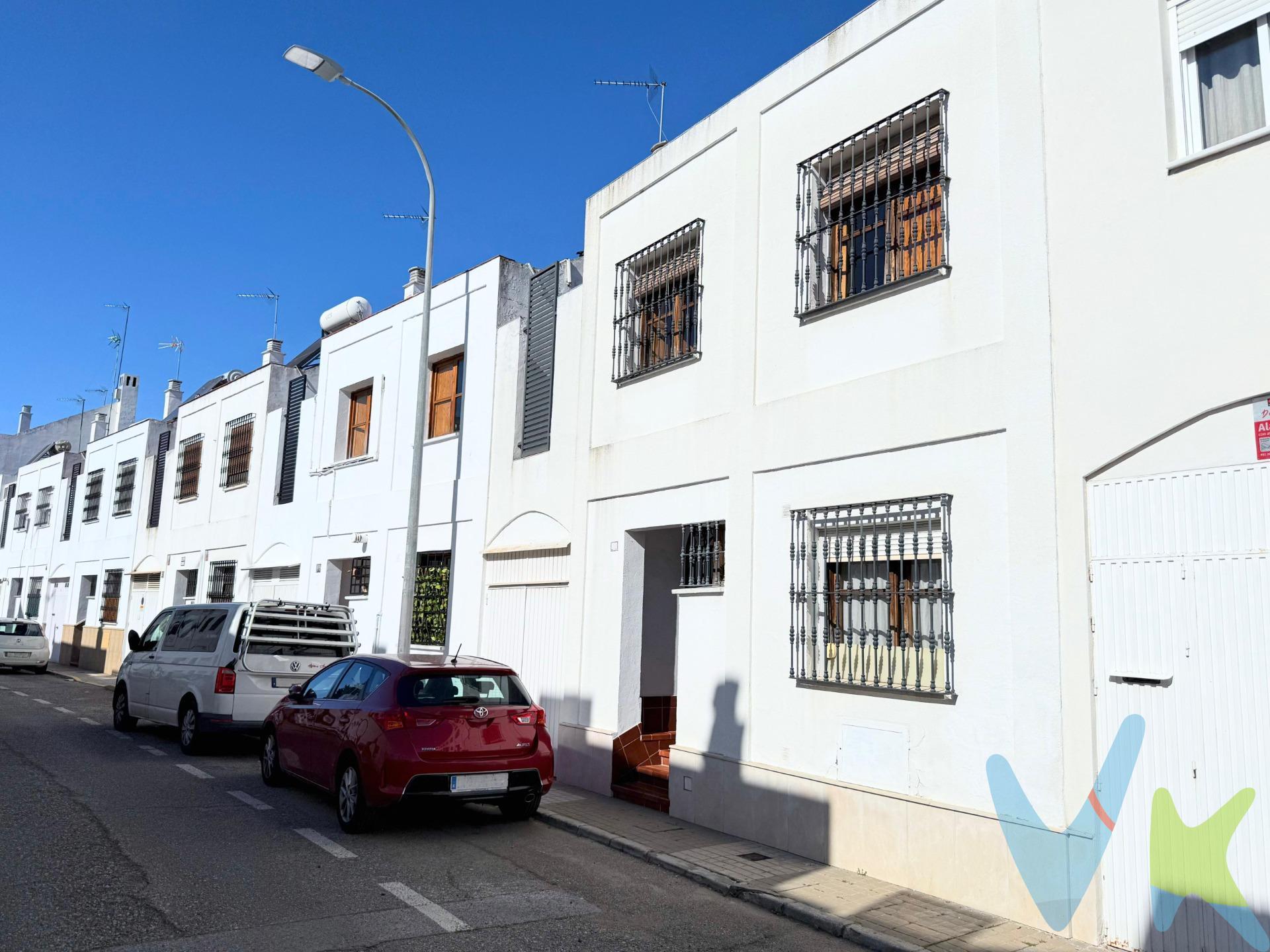 Magnífico adosado con patio y gran potencial en Santa Clara. Te presentamos este estupendo adosado situado en Calle Incas, en el demandado barrio de Santa Clara, una zona muy valorada por su tranquilidad, buena comunicación y calidad de vida. La vivienda destaca por su luminosidad y su excelente distribución. Al acceder encontramos un amplio recibidor que conecta con una cocina independiente, un garaje —actualmente utilizado como zona de desahogo pero con posibilidad de destinarlo nuevamente a aparcamiento u otros usos— y un espacioso salón con salida directa al patio exterior, un espacio perfecto para disfrutar del aire libre. En esta planta también dispone de un aseo de cortesía, muy práctico para el día a día. En la planta superior encontramos otro distribuidor que da acceso a la zona de descanso, compuesta por cuatro dormitorios (uno doble y tres individuales) y dos baños completos: uno actualizado con placa de ducha y otro con bañera de origen. La vivienda cuenta con suelos de gres, armarios empotrados y carpintería interior y ventanas de madera, elementos que aportan calidez al hogar. Uno de los grandes atractivos de esta propiedad es su agradable patio privado, ideal para disfrutar de un café al sol, comidas al aire libre o reuniones con amigos y familia. Además, desde la planta primera se accede a una terraza desde el dormitorio principal, perfecta como espacio para tender o como área adicional de uso. Se trata de una vivienda con muchas posibilidades, que con una pequeña reforma podrás adaptar completamente a tu estilo y necesidades. 📍 Una oportunidad ideal para vivir en una de las zonas más demandadas. ¡No dejes pasar esta oportunidad y ven a visitarla!. En cumplimiento de las obligaciones de información previstas en la Ley 10/2025, de 28 de diciembre, de servicios de atención a la clientela y transparencia, así como en la normativa sectorial vigente, el precio indicado no incluye los gastos e impuestos inherentes a la adquisición, los cuales se desglosan estimados o con posibilidad de calcularlos a continuación; los gastos más ajustados serán dados en el D.I.A. en la visita a inmuebles, o antes. *Gastos de Notaría: La Minuta se calculará según al arancel notarial oficial: Anexo I, del Real Decreto 1426/1989, de 17 de noviembre. Enlace: https://notariared.com/calculadora-gastos-compra-vivienda/. *Gastos de Registro de la Propiedad: La inscripción se facturará según el arancel oficial: ANEXO I, del Real Decreto 1427/1989, de 17 de noviembre. Igual enlace anterior. *Gastos de Gestión (Gestoría): Los honorarios por la tramitación administrativa, liquidación de impuestos e inscripción registral ascienden de forma estimativa a [363 € aprox.] (IVA incluido), aunque depende de cada caso, y su dificultad. *Honorarios Agencia del Vendedor: incluidos en el PVP. *Honorarios Agencia del comprador: La agencia prestará los servicios de información, asesoramiento y acompañamiento previstos en el Encargo de Servicios y en el D.I.A. Si solicita servicios adicionales o personalizados, sus honorarios serán informados previamente, de forma individualizada y por escrito, conforme a la libertad de pactos y a la normativa vigente. *Si necesita Financiación, su banco le informará. *Impuesto sobre Transmisiones Patrimoniales (ITP): Se aplicará el tipo impositivo vigente en Andalucía (generalmente el 7%, sin perjuicio de tipos reducidos del 6%. 3,5%, etc, aplicables según las circunstancias personales del comprador o las características del inmueble). El impuesto se devenga sobre el superior entre: 1.- Valor de Referencia de Catastro; y 2.- Precio de venta. Puede calcular su situación personal en el portal oficial de la A.T. de Andalucia. enlace: https://www.juntadeandalucia.es/organismos/economiahaciendayfondoseuropeos/areas/tributos-juego/tributos/paginas/impuestos-cedidos-transmisiones.html;