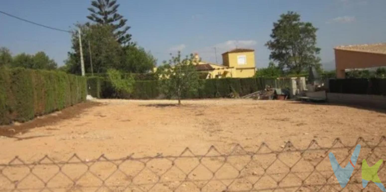 Nos complace presentar esta Parcela situada en la esquina de Avenida Azahar, Urbanización La Conarda, junto a Torre en Conill, Cumbres de San Antonio y  el club de golf Escorpión. La parcela cuenta con 663 m2. y esta ubicada en el termino municipal de Bétera, esto posibilita disfrutar de una variedad de servicios, desde centros educativos y sanitarios hasta actividades culturales y deportivas. La cercanía con importantes vías de acceso permite un desplazamiento rápido y cómodo. Contáctanos si estas interesados y estaremos encantados de facilitarte más información acerca de esta parcela. Nota Importante: la parcela no dispone de servicio de acometida de luz, ni de agua, ni alumbrado, ni acera, ni alcantarillado. Esta en un proceso de remate de la urbanización para poder disponer de esos servicios.  