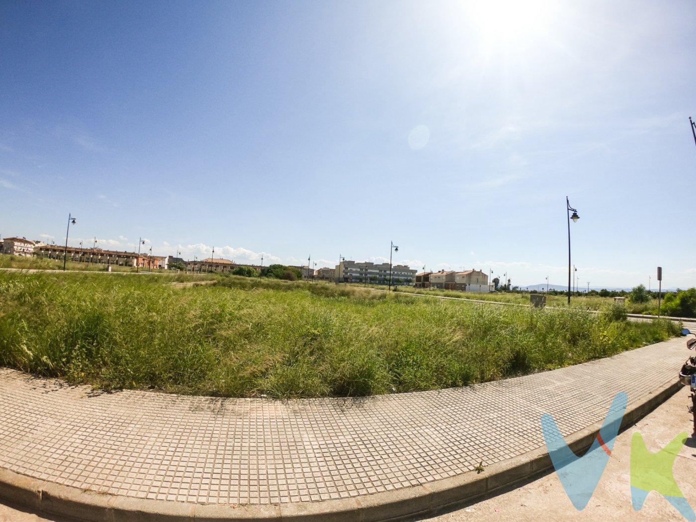 ¡No dejes pasar esta oportunidad! Disponemos de un solar en La Pobla Llarga, ubicado en la calle de La Mar (La Closa), ideal para la construcción de viviendas unifamiliares. Se encuentra en una zona de expansión con viviendas nuevas, frente a una tranquila área verde y en proximidad al instituto de secundaria. El solar tiene una superficie de 1.154 m2 y puede ser susceptible de división para la venta individual de parcelas, siempre y cuando la porción resultante cumpla con los requisitos para nuevas edificaciones. Esta es una excelente oportunidad para familias que deseen construir su hogar personalizado a medida. También es ideal para arquitectos y constructores que busquen ofrecer viviendas de calidad y diseño en la zona a un precio asequible. Aprovecha esta ocasión única y ponte en contacto con nosotros para obtener más información y concertar una visita. VENTA:. PVP 179.622€.  Gastos e impuestos no incluidos en el precio. La compra conlleva impuestos y gastos de formalización para el comprador. A título orientativo se informa que en segundas transmisiones el  ITP  con carácter general en  Valencia  es del  10%, pudiendo existir otros tipos impositivos atendiendo a  las circunstancias  personales del comprador u otras circunstancias previstas legalmente. Base imponible del impuesto el mayor valor entre el precio de compraventa, la tasación o el valor de referencia catastral. En cuanto a los gastos de  notaría y registro, en su caso,  suelen oscilar aprox; entre 1,5% y 2,5% (aranceles variables según precio, n.º de copias y complejidad). El comprador elige notario. Si el comprador precisase de  hipoteca: tasación, condiciones y costes bancarios serán según entidad elegida por el comprador, así como los gastos de gestoría, y cualesquiera otros gastos inherentes a la formalización de la compraventa que legalmente correspondan a la parte compradora, salvo pacto expreso en contrario con el vendedor. El consumidor tiene,  conforme a la normativa vigente, a su disposición información y documentación adicional relativa al inmueble y condiciones de la compraventa, que podrá ser consultada en C/Joaquín Costa 4, bajo 46005 Valencia o urbe2@remax.es. Honorarios de mediación inmobiliaria a cargo del  COMPRADOR: (3% del precio final de venta más IVA (21%), salvo otro pacto.); y  de VENDEDOR (según acuerdo con el mismo). . Se informa al consumidor que la agencia actúa como intermediaria inmobiliaria en la operación, estando cualquier eventual compraventa y sus condiciones sujeta a la aceptación expresa del propietario-vendedor y a la posterior formalización del correspondiente contrato.