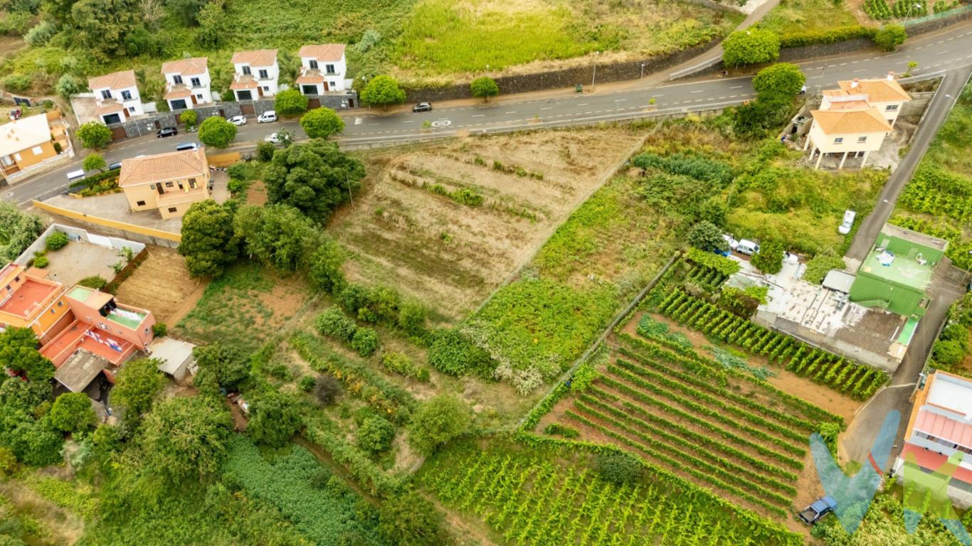 ¡Oportunidad única en Ravelo, El Sauzal, Tenerife! . Descubre este impresionante terreno urbano de 529 m², perfecto para construir la vivienda de tus sueños en un entorno privilegiado. Además, cuenta con un amplio terreno rústico anexo de 1.656 m², ideal para proyectos agrícolas, de ocio o expansión. Situado en una zona tranquila y exclusiva, este terreno ofrece unas vistas panorámicas espectaculares que te cautivarán cada día. Aprovecha la oportunidad de invertir en un lugar con gran potencial y disfruta de la belleza natural que rodea esta fantástica propiedad. ¡Contacta con nosotros y haz realidad tu proyecto en el paraíso! 