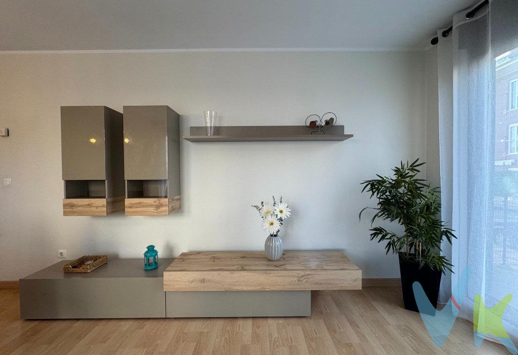 Bajo con jardín en Los Corrales de Buelna. Diseño moderno, luz natural todo exterior. . Si buscas una vivienda con amplitud, luminosidad y un diseño moderno, esta es tu oportunidad. Este bajo con jardín de 82m² con jardín aterrazado de 160 m², perfecto para quienes desean disfrutar del aire libre sin renunciar a la comodidad de una casa bien comunicada y con todas las facilidades.  Características principales:. - 82 m² construidos, con una distribución cómoda y funcional. - 3 habitaciones exteriores, ideales para descansar y aprovechar la luz natural. - 1 baño moderno, con acabados de calidad. - 1 Aseo . - Salón espacioso y luminoso, con acceso directo a la parcela. - Cocina independiente y equipada.  - Todo exterior, lo que garantiza ventilación y luz en cada estancia. - Garaje y trastero incluidos, con acceso en ascensor hasta la planta baja para tu total comodidad. - Parcela privada de 160 m², para disfrutar con familia, amigos o mascotas.  Ubicación ideal:. - En una Zona tranquila, pero a solo unos minutos del centro. - Fácil acceso a la autovía, ideal para desplazarte con rapidez. - Muy bien comunicado con tren y autobús, facilitando tu día a día. - Un hogar pensado para disfrutarlo. Diseño moderno, acabados de calidad y una conexión perfecta entre interior y exterior. Este bajo con jardín es ideal para quienes buscan espacio, confort y tranquilidad sin alejarse de la ciudad. Gastos de la transacción: . Compra sujeta al Impuesto de Transmisiones Patrimoniales. El adquiriente se hará cargo del coste de la escritura y su inscripción en el Registro de la Propiedad.