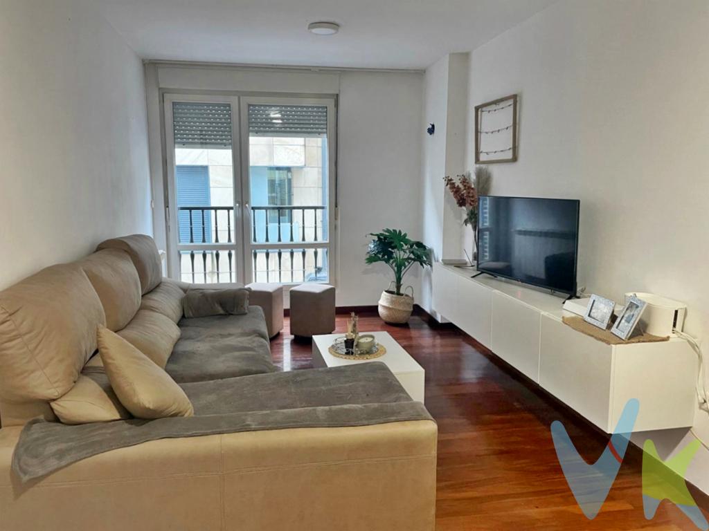 AMPLIO PISO EN VENTA EN EL CENTRO DE RENEDO DE PIÉLAGOSEsta encantadora vivienda destaca por su UBICACIÓN ESTRATÉGICA, comodidades cercanas y un atractivo potencial de valorización. La ubicación de este LUMINOSO piso no podría ser mejor. Situado en el centro de Renedo, donde disfrutarás de la comodidad de tener todos los servicios justo en la puerta de casa y gozarás de acceso fácil y rápido a todo lo que necesitas: comercios, restaurantes, farmacias,  transporte, colegios, instituto, etc.Es el lugar perfecto para disfrutar de una vida cómoda y práctica.La vivienda se ubica en la primera planta de un edificio que posee ASCENSOR y tiene unas calidades de construcción fantásticas. Se distribuye en hall de entrada, cocina independiente con acceso al tendedero, 3 amplios dormitorios y dos cuartos de baño, uno de ellos en suite.Posee calefacción de gas individual (caldera seminueva), ventanas de PVC y suelos de madera de jaroba. Necesita una ligera actualización.Renedo, capital de Piélagos, está situado en el centro de la comunidad cántabra. Posee una ubicación estratégica a 15 minutos de las playas, a diez de Torrelavega y a 20 minutos de Santander. Bien comunicado por carreteras y a un paso de la A-8 que conecta Cantabria con Asturias y Bilbao. Además, goza de una amplia oferta de transporte público, tren cercanías y líneas de autobuses. Se trata gran oportunidad tanto para aquellos que buscan su primer hogar como para inversores que desean añadir una propiedad de gran valor a su cartera.En definitiva, esta es la vivienda que llevabas tiempo buscando.¡¡NO LO DUDES Y SOLICITA UNA VISITA!!Al comprador se le cobrará 2.000 + IVA de gastos de gestión.Gastos e impuestos no incluidos en el precio (compra sujeta a ITP. El comprador se hará cargo de los costes de la escritura e inscripción en el registro de la propiedad)  