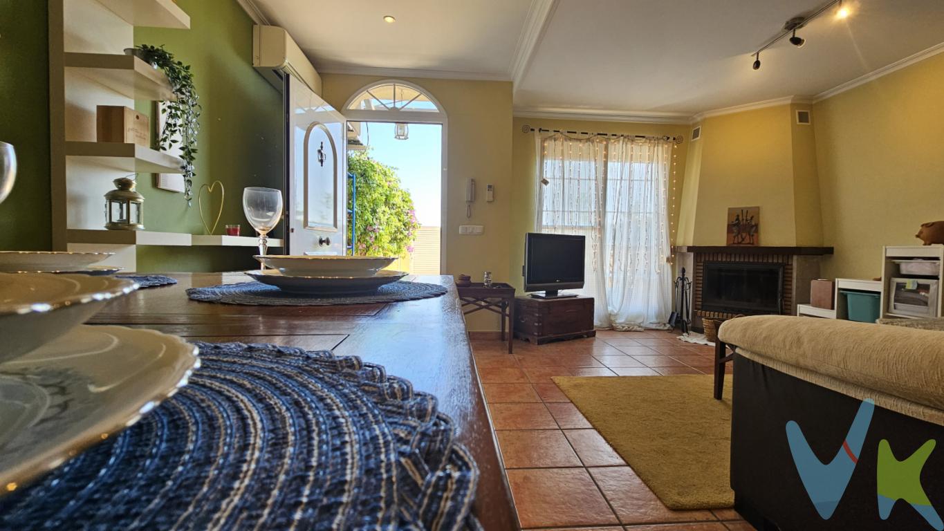 Esta excepcional casa adosada, situada en la encantadora localidad de Riba-roja de Túria, representa una oportunidad única en el mercado inmobiliario. Con un espacio de 158 metros cuadrados útiles y 168 metros construidos, esta propiedad combina amplitud y comodidad, ideal para aquellos que buscan un hogar acogedor y funcional.El inmueble, erigido en el año 2004, es un testimonio de diseño moderno y estilo contemporáneo. La vivienda cuenta con tres habitaciones, mas una  ampalia buhardilla con salida a una terraza von vistas al rio Túria, ofreciendo espacio más que suficiente para una familia numerosa o para quienes deseen habilitar un estudio de trabajo o un espacio de entretenimiento adicional. Con dos baños y un aseo, se mantiene el equilibrio entre funcionalidad y facilidad de mantenimiento.Descubra las ventajas de vivir en esta casa adosada que no solo proporciona espacio interno, sino también comodidades que enriquecen la experiencia diaria. Un amplio garaje está disponible, asegurando que el estacionamiento nunca sea un problema, un verdadero plus para la vida urbana moderna. Ideal para mantener el orden y almacenar objetos de manera eficiente.De los encantos de esta casa es su encantadoras terrazas con bungabilla aportando frescura y belleza a su terraza principal y su rincones  al aire libre ofrece vistas agradables y aporta una sensación de frescura y amplitud a toda la vivienda. Ya sea para disfrutar de un café por la mañana o leer un libro al atardecer, su balcón se convertirá en uno de sus lugares favoritos de la habitación principal!La ubicación de la propiedad es otro de sus puntos fuertes. Riba-roja de Túria es una población que combina a la perfección la tranquilidad residencial con la proximidad a servicios esenciales. A pocos pasos de la residencia, se encuentran paradas de metro y autobús, lo cual facilita la conexión con el entorno local y las ciudades vecinas, proporcionándole comodidad en sus desplazamientos diarios.Convénzase de la vida placentera que esta propiedad puede ofrecerle. Concertar una visita le permitirá apreciar personalmente cada uno de sus detalles, desde la amplitud de sus estancias hasta las comodidades que transforman este inmueble en un hogar ideal. No deje pasar la oportunidad de hacer suya esta magnífica casa adosada, que supone una inversión segura y una elección de vida inmejorable.Convierta el sueño de adquirir su propia vivienda en una realidad. Esta casa no es solo un lugar donde vivir, es un espacio donde disfrutar cada instante. Explore todas las posibilidades que ofrece y encuentre en ella el confort y la serenidad que está buscando. Para más información y gestionar una visita, no dude en ponerse en contacto. Su futuro hogar le espera en Riba-roja de Túria.Agencia Registrada con el Nº 996 en el Registro Obligatorio de Agentes Inmobiliarios de la Comunitat Valenciana, según el DECRETO 98/2022, de 29 de julio, del Consell, por el que se regula el Registro de Agentes de Intermediación Inmobiliaria de la Comunitat Valenciana.La documentación del inmueble ha sido revisada y estimamos que reúne todos los requisitos necesarios para su comercialización. Las medidas aquí expuestas han sido obtenidas del Catastro.El anuncio no es vinculante, puede contener errores.Esta agencia ha sido contratada para gestionar la venta de este inmueble de forma exclusiva, garantizando un servicio de calidad. Por este motivo, se ruega no molestar a los propietarios, a los ocupantes del inmueble o a los vecinos.Muchas gracias por tu comprensión.