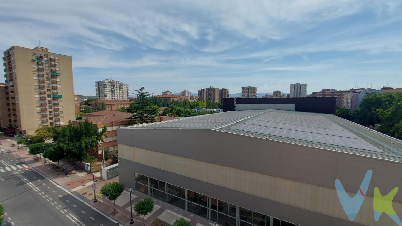 INMOBILIARIA SOLOZÁBAL presenta un magnifico piso de 3 dormitorios en el centro de Logroño.Presentamos una excelente oportunidad residencial en el centro-este.Este inmueble, con una superficie construida de 89 m² y 77,63 m² útiles, es ideal para quienes buscan un hogar confortable en una ciudad dinámica y acogedora.Ubicado en la quinta planta de un edificio con ascensor, este piso ofrece vistas despejadas y una excelente iluminación natural a lo largo del día, ya que además tiene orientación Mediodía.La zona es bien conocida por su tranquilidad y buen ambiente, lo que la convierte en un lugar perfecto para establecer su residencia. Junto al mayor centro de ocio de Logroño con piscina climatizada, parques, etcAcompañando estas estancias, se encuentra un baño completo y un funcional aseo, equipado con todo lo necesario para el uso diario. La cocina, totalmente amueblada con electrodomésticos y reformada proporciona un espacio práctico y bien organizado.La vivienda cuenta con despensa para almacenaje vario.El salón-comedor es el corazón de este piso, exterior y a orientación sur, diseñado para momentos memorables en familia o encuentros con amigos. Además, las ventanas amplias permiten que la luz natural inunde cada esquina, aportando una energía positiva y refrescante al entorno.Se entrega con mobiliario que puede ahorrarle una futura inversión.Cuenta con radiadores eléctricos.La ubicación del inmueble es inmejorable. Situado en una zona con excelente acceso al transporte público, incluido el servicio de autobuses, facilita la movilidad sin complicaciones por toda la ciudad y sus alrededores. Además, en el entorno inmediato encontrará una amplia gama de servicios, como supermercados, centros educativos, parques y áreas de recreo que harán su vida más cómoda y placentera.No deje pasar la oportunidad de visitar este singular piso en Logroño. Una vivienda que no solo promete ser su hogar ideal, sino también una inversión en calidad de vida. Coordine hoy mismo una visita y compruebe por sí mismo lo que esta joya inmobiliaria tiene para ofrecer. Estamos seguros de que una vez que cruce sus puertas, se imaginará viviendo aquí por muchos años. 
