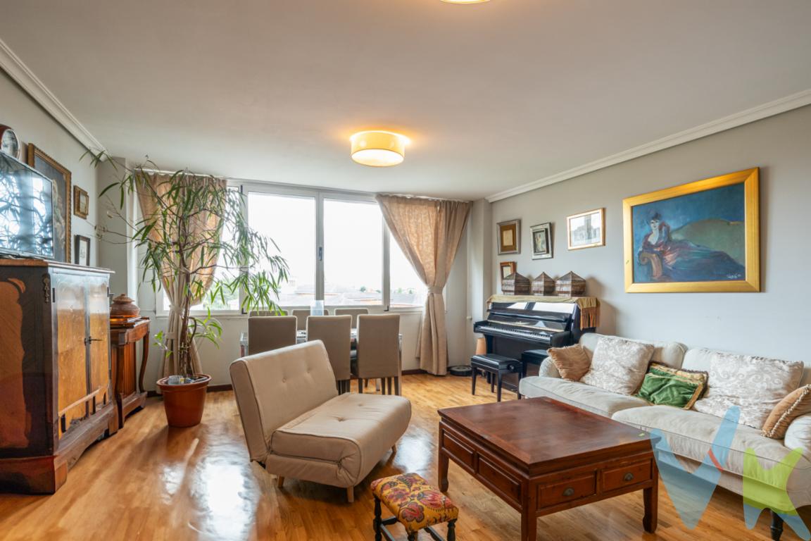  Situado en la popular zona de Vallobín, este inmueble presenta una excepcional oferta que no puede dejar pasar. Con 85 metros cuadrados útiles y 90,15 metros construidos, cada rincón de este espacioso hogar está diseñado para ofrecer el máximo confort y funcionalidad.En el séptimo piso de un edificio construido en 1992, este dúplex se destaca por su moderna distribución y vistas impresionantes. Además, el edificio cuenta con un ascensor conveniente, asegurando facilidad de movilidad dentro de la residencia.Planta baja: Baño completo con ducha y venta, amplio y luminoso salón, cocina totalmente equipada.Planta superior: Baño completo con amplio ventanal, tres habitaciones, una de ellas con baño en suite con bañera.Todas las habitaciones gozan de una excelente iluminación natural, creando un ambiente acogedor y cálido.Uno de los grandes atractivos de este dúplex es la inclusión de una plaza de garaje. Olvídese de preocuparse por encontrar estacionamiento; su vehículo siempre tendrá un lugar seguro. Además, el trastero incluido le ofrece espacio adicional para almacenamiento, trastero situado junto al garaje.La conectividad de este inmueble es inmejorable. Situado a corta distancia de paradas de autobús y estación de tren, la movilidad dentro de la ciudad y hacia áreas adyacentes es excepcionalmente cómoda. Esto lo convierte en una opción ideal para quienes valoran la cercanía y rapidez en sus desplazamientos.La zona de Vallobín es conocida por su ambiente tranquilo y su proximidad a todo tipo de servicios. Tiendas, supermercados, colegios y centros de salud están a pocos minutos, brindando todo lo necesario para el día a día sin necesidad de largos desplazamientos.No deje pasar esta oportunidad única de residencia en una de las zonas más buscadas de Oviedo. Este dúplex es perfecto para quienes buscan una combinación de comodidad, estilo y funcionalidad. Visítenos y deje que este impresionante hogar lo convenza por sí mismo.Agende su cita hoy mismo y venga a disfrutar de lo que podría ser su próximo hogar. Nos enorgullecemos de mostrarle cada detalle y responder a todas sus preguntas para que pueda tomar una decisión informada. Estamos seguros de que, una vez que pise este espléndido piso, sabrá que ha encontrado el lugar que ha estado buscando. ¡Esperamos su visita! 