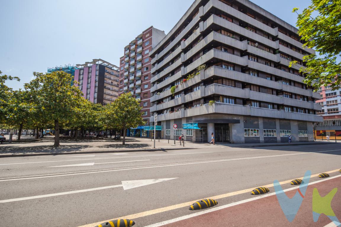 Una vivienda singular en el corazón de Gijón.En plena Plaza del Humedal, esta vivienda reúne una combinación poco habitual en el centro de la ciudad: amplitud, luz, espacios exteriores, vistas despejadas, garaje y trastero.Su distribución ofrece CINCO dormitorios, CUATRO baños y un salón de grandes dimensiones, con estancias generosas y una sensación de espacio que se percibe desde el primer momento. Es exterior, cuenta con buena orientación y dispone de tres terrazas o balcones, que abren la vivienda a la ciudad y aportan luz a distintos ambientes.La ubicación permite disfrutar de Gijón prácticamente a pie. La calle Corrida, el Puerto Deportivo, la playa de Poniente y San Lorenzo se encuentran a pocos minutos, al igual que comercios, restauración y los principales servicios del centro.A todo ello se suman plaza de garaje y trastero, dos elementos especialmente valiosos en una ubicación como esta y que completan una propiedad pensada para vivir el centro con comodidad, sin renunciar al espacio.Una vivienda para quien no busca simplemente estar en el centro, sino una casa con dimensión, presencia y una ubicación que pocas veces sale al mercado.El precio NO incluye: Impuestos, gastos de Notaría, registro y honorarios de mediación inmobiliaria del 2% más I.V.A. con un mínimo de 2000 euros mas I.V.A a cargo del comprador.A título orientativo, en segundas transmisiones, el comprador abonará el Impuesto sobre Transmisiones Patrimoniales (ITP). Para consultar los porcentajes del ITP en Asturias puede hacerlo a través de la web oficial de servicios tributarios del Principado de Asturias https://sede.tributasenasturias.es/sites/sede/default/es_ES/Que-quieres-hacer/Transmisiones-Patrimoniales-y-AJD. La base imponible será el mayor valor entre precio de compraventa, tasación o valor de referencia catastral. Gastos de notaría y registro según aranceles variables según precio, número de copias y complejidad.  El comprador escoge libremente notario. El vendedor asume la plusvalía y el resto de gastos son del comprador. Si se precisa hipoteca: Tasación, condiciones y costes bancarios según entidad elegida por el comprador; así como los gastos de gestoría y cualesquiera otros inherentes a la formalización de la compraventa. De acuerdo con la ley, no se incluyen en el precio otros gastos o tributos que legalmente correspondan al comprador.. El consumidor tiene derecho, conforme a la normativa vigente, a disponer de información y documentación adicional relativa al inmueble y condiciones de la compraventa, accesible en la sede física . La agencia actúa exclusivamente como intermediaria en la operación.  