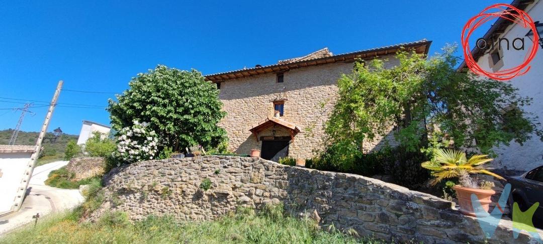 Impresionante casa de Piedra en el corazón de la Valdorba. Paisaje mediterráneo a media hora de Pamplona. En Olleta una localidad tranquila, pero habitada, con cuidadas casas y un vecindario internacional muy interesante. En la parte alta del pueblo nos encontramos \"Etxeaundi\". Una soberbia construcción, de tres plantas restaurada por completo en fechas recientes, destaca la fachada de piedra revocada y la cubierta arreglada. Subiendo por unas escaleras de piedra te recibe un jardín encantador, es de propiedad municipal , pero los propietarios lo cuidan con esmero y utilizan como zona de esparcimiento. El interior de la casa, se redistribuyo por completo y se reformó respetando en lo posible EL CARÁCTER Original e imprimiéndole un estilo bohemio muy chic. . . El núcleo de vida de la casa es manejable y muy eficiente energéticamente hablando, se compone de un gran salón con chimenea de piedra ( con ventiladores de salida de aire caliente ). La cocina completa con comedor (Con estufa de pelet), en la planta baja. En la planta primera hay 2 dormitorios, uno de ellos de 27m2 con vestidor y baño en suite, y otro baño independiente además de una estancia multifuncional biblioteca o zona de trabajo, con doble altura y el acceso a una discreta terraza de 15m2. Para salvar las escaleras está instalada una silla elevadora. Pero la casa tiene más espacio si hace falta. La planta bajo cubierta está diáfana y la preside un antiguo horno de pan restaurado. Además tiene rincones prácticos como despensa y cuarto de calderas independiente. . .Además opcional hay opción de terreno urbanizable de 660m2, al lado de la casa y un terreno rústico de 887m2. . . Aparte de la chimenea y la estufa de pelet, que suponen un gran ahorro energético la casa dispone de calefacción convencional de gasoil. . . Si buscas una casa especial. Lista para entrara vivir . Con mucho carácter y mucho arte. No dudes en llamar y te acompañaremos a visitarla. .