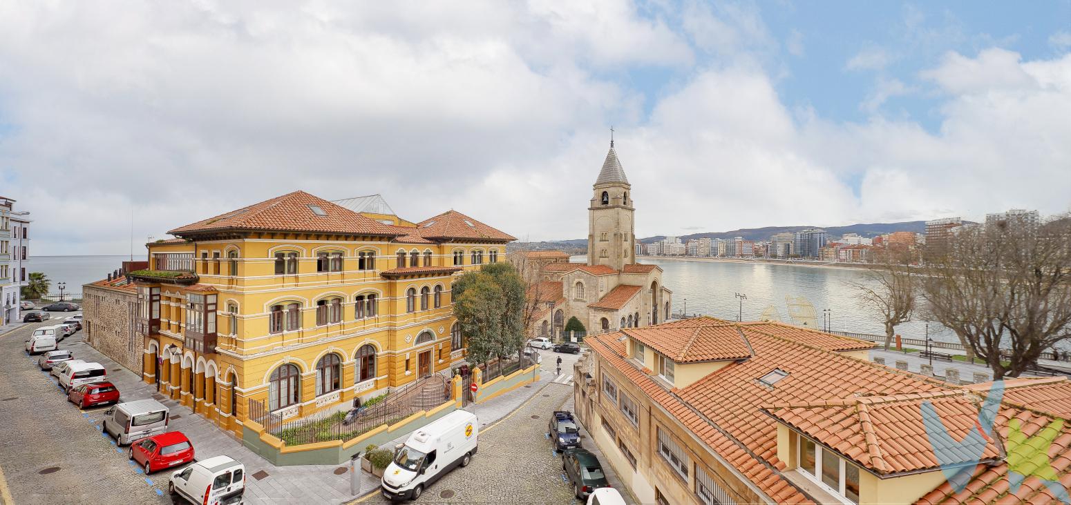  Si quiere vivir frente al mar en un piso amplio, con una de las mejores vistas a la bahía de Gijón, piso muy luminoso  y soleado, piso con muy buena distribución, esta es su vivienda! A diferencia de Rufo Rendueles, este piso tiene sol toda la mañana y medio día,  y por supuesto 5 ventanales con vistas a la Bahía de San Lorenzo. El piso consta de cuatro luminosas habitaciones, tres de ellas y el salón con vistas al mar. Los espacios amplios, bien iluminados y soleados invitan a adaptarlos a su estilo personal. El salón, amplio y con grandes ventanales, es ideal para relajarse después de un largo día, que si quiere puede unirlo con la cocina y hacer un gran salón-cocina y disfrutar de comidas, cenas, etc...El edificio cuenta con ascensor, proporcionando un acceso cómodo y sin complicaciones a este encantador piso. Además, su ubicación estratégica garantiza que el transporte público, como el servicio de autobuses, esté muy cerca, facilitando sus desplazamientos por la ciudad sin esfuerzo. Esta ventaja adicional asegura una conexión rápida y simple con las diferentes zonas de Gijón, haciendo de este inmueble una opción especialmente atractiva.Vivir en este piso en Cimadevilla significa disfrutar de la escénica belleza del entorno, combinada con la vibrante vida urbana de Gijón. El barrio, reconocido por su carácter histórico y su encanto único, ofrece una experiencia de vida rica en actividades culturales y recreativas. Además, la proximidad al mar no solo proporciona un paisaje espectacular, sino que también ofrece la oportunidad de disfrutar de paseos tranquilos o actividades al aire libre cerca de la costa.Esta propiedad es más que un lugar donde vivir; es una inversión que ofrece calidad de vida, comodidad y una ubicación que muchos desearían tener. Un entorno seguro y acogedor, ideal para quienes buscan tranquilidad sin renunciar a las ventajas de vivir en la ciudad. Invitar a amigos y familiares a su nuevo hogar será un verdadero placer, ya que este espacioso piso está preparado para recibir y sorprender. Para mas info o concertar visita, solo por tlf. No deje pasar la oportunidad de visitar este impresionante piso. Descubra por sí mismo las ventajas de residir en una de las zonas más privilegiadas de Gijón, sintiendo la brisa marina desde la comodidad de su hogar. Esperamos su visita para mostrarle cada uno de los detalles que hacen de esta propiedad una opción excepcional.De acuerdo con la ley, no se incluyen en el precio otros gastos o tributos que legalmente correspondan al comprador. El consumidor tiene derecho, conforme a la normativa vigente, a disponer de información y documentación adicional relativa al inmueble y condiciones de la compraventa, accesible en la sede física de la Agencia Sabugo, en Plaza del Carmen n.º 5 BJ, o a través del correo electrónico: info@inmobiliariasabugo.com. La agencia actúa exclusivamente como intermediaria en la operación. Cualquier compraventa y sus condiciones quedan sujetas en todo caso a la aceptación expresa del vendedor del inmueble y a la posterior formalización del correspondiente contrato. El presente anuncio tiene carácter meramente informativo; la información suministrada se corresponde con la disponible a la fecha de publicación, pudiendo variar en función de las circunstancias o actualizaciones legales, contractuales y fiscales.