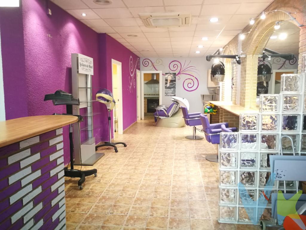 Disponible a la venta un atractivo local comercial en la codiciada Zona Avenida al Vedat, en la localidad de Torrent. Este espacio se presenta como una excelente oportunidad para cualquier emprendedor que busque consolidar su negocio o invertir en un área de alto tránsito y visibilidad.El local cuenta con una superficie de 65 metros cuadrados útiles, una distribución espaciosa que asegura adaptabilidad para diversos tipos de negocio. La versatilidad del espacio se adapta perfectamente a actividades comerciales, oficinas, despachos profesionales y más.Edificada en 1969, esta propiedad conserva el encanto de la arquitectura de la época, combinando características clásicas con la funcionalidad moderna. Su ubicación estratégica cerca de una de las avenidas más transitadas de Torrent asegura un flujo constante de potenciales clientes y una excelente conectividad mediante transporte público, con paradas de metro y autobús en las proximidades.Interiormente, el local está íntegramente amueblado, listo para empezar a recibir a sus clientes. La inclusión de mobiliario práctico y funcional facilita la puesta en marcha de cualquier proyecto comercial, reduciendo significativamente los costos iniciales. El área cuenta con un aseo conveniente, factor esencial para el confort tanto del personal como de los clientes.La zona en la que se sitúa el local es conocida por su dinamismo y actividad comercial, rodeada de otros negocios establecidos que generan un ambiente de comercio continuo y atracción de clientes. La proximidad a servicios y comodidades diversas es un punto a favor para cualquier tipo de negocio que busque ubicarse en una zona de afluencia y con todas las facilidades al alcance.El acceso al local es inmejorable, al encontrarse a pocos pasos de varias líneas de autobús y una estación de metro cercana, facilitando la llegada tanto de clientes locales como de aquellos que se desplazan desde otros puntos de la ciudad o incluso desde áreas cercanas.Asimismo, la zona cuenta con diversos aparcamientos públicos, lo que añade un plus a su accesibilidad, permitiendo comodidad tanto a trabajadores como a potenciales clientes. Esto, unido a un vecindario seguro y bien mantenido, hace que la inversión sea más atractiva y el entorno más acogedor.Así, este local se posiciona como una opción ideal para aquellos que buscan establecer presencia en una ubicación clave, con toda la infraestructura necesaria ya disponible. No pierda la oportunidad de verificar con sus propios ojos el potencial de este espacio único. Una visita podría ser el primer paso para impulsar su negocio hacia el éxito en uno de los puntos más destacados de Torrent.Si busca un emplazamiento que ofrezca tanto prestigio como funcionalidad, esta propiedad responde a sus expectativas. Le invitamos a contactar y organizar una visita para experimentar personalmente todas las ventajas que este local tiene para ofrecer. Esta es más que una simple venta; es una oportunidad para crecer y prosperar en el corazón de Torrent.Llámanos y te acompañaremos en todo el proceso de compraSi tienes que vender antes algún inmueble, llámanos y te asesoramos cómo hacerlo para además tener los mínimos gastos posibles y todas las garantías.OBSERVACIONES:* En nuestra agencia contamos con el distintivo de Agencia Registrada en el Registro de Agentes Inmobiliarios de la Comunidad Valenciana y cumplimos con todos los requisitos que debe tener un profesional del sector inmobiliario.* Por mandato expreso del propietario, COMERCIALIZAMOS ESTE INMUEBLE EN EXCLUSIVA, lo que le garantiza el acceso a toda la información, a un servicio de calidad, un trato fácil, sencillo y sin interferencias de terceros. Por este motivo, se ruega NO MOLESTAR AL PROPIETARIO, a los ocupantes de la propiedad o a los vecinos. Si usted es agente inmobiliario y tiene un cliente para este inmueble, llámenos estaremos encantados de colaborar. Muchas gracias por su comprensión.* La oferta está sujeta a cambios de precio o retirada del mercado sin previo aviso. Este anuncio en su conjunto, incluyendo textos, fotos, imágenes o cualquier otro contenido de este, no es vinculante dado que la información es ofrecida por terceros y puede contener errores. Se muestra a título informativo y no contractual.* El precio anunciado NO INCLUYE los impuestos, ni los gastos de la compraventa. A tal efecto, se informa que al referido precio habrá que añadirle los gastos propios de la transmisión inmobiliaria, entre los que cabe enumerar los siguientes: honorarios notariales, impuesto al que se encuentre sujeta la transmisión (Impuesto sobre el Valor Añadido o Impuesto sobre Transmisiones Patrimoniales y Actos Jurídicos Documentados, según el caso), gastos de inscripción en el Registro de la Propiedad, honorarios de gestoría, tasación, seguros y honorarios de intermediación de la agencia inmobiliaria.* Esta propiedad se pone a la venta con toda la documentación comprobada y en regla, por lo que ofrecemos GARANTÍAS a los compradores.*¿Qué te ofrecemos en nuestra agencia? - Agilizamos y hacemos más cómodo el proceso. - ¡Nos ocupamos de todo! Cero preocupaciones. - Recibe apoyo legal y fiscal durante todo el proceso. - Experto inmobiliario 100% a tu lado. - Asistencia post venta ¡Seguimos a tu lado! Si deseas saber más, no dudes en ponerte en contacto con nosotros.