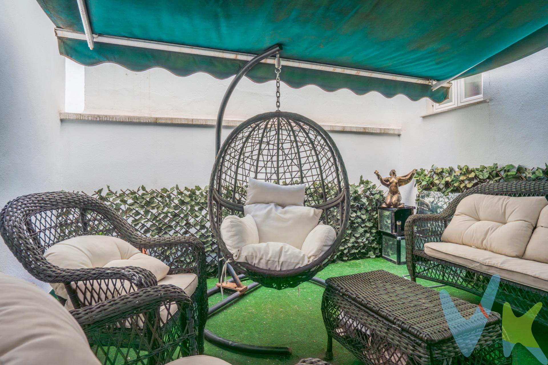 Nou Moles: Luz, Potencial y el Río Turia a un paso. ¿Buscas una vivienda con alma, buena estructura y en una ubicación inmejorable para personalizar a tu gusto?. Te presentamos este piso de 95 m² construido en 2004, situado estratégicamente en el barrio de Nou Moles. A un suspiro de la Avda. del Cid y del cauce del Río Turia, esta propiedad es el lienzo en blanco perfecto para quienes buscan calidad constructiva y quieren aportar su toque personal.  Distribución pensada para la vida moderna. Nada más entrar, te recibe un espacio lleno de posibilidades: una cocina y un salón continuos , inundados de luz natural gracias a sus **grandes ventanales**. Es el diseño ideal si sueñas con un concepto abierto (*open space*) donde la luz sea la protagonista.  🛌 Zona de descanso con rincón exterior. A través de un cómodo pasillo accedemos a la zona privada:. * **Dormitorio Principal:** Con baño en suite equipado con **bañera de hidromasaje**. (Un espacio de relax que solo necesita la instalación del inodoro para estar completo a tu gusto). * **Segundo Dormitorio Doble:** con ventana a terraza . * **Tercer Dormitorio con "Plus":** Desde aquí accedes a una **agradable terracita interior** con toldo. El lugar perfecto para tu café matutino con total privacidad. Este es un pequeño dormitorio ideal como despacho o habitación de juegos* **Almacenamiento:** Armarios empotrados en todas las estancias. 🛠️ El valor de la puesta a punto. Esta vivienda se encuentra en un estado de conservación que, con una **pequeña inversión estética**, se convertirá en un piso de revista. Para que brille como merece, requiere:. 1.  **Carpintería:** Sustitución de algunos marcos de puertas y cristales de ventanas (madera y aluminio blanco de origen). 2.  **Climatización:** La vivienda cuenta con preinstalación y máquina de aire por conductos, que requiere una puesta a punto/reparación para funcionar a pleno rendimiento. 3.  **Baño principal:** Solo falta la colocación del inodoro para que tu suite esté operativa al 100%.  Adquiere una vivienda de 2004 (con excelentes calidades de base)  permitiéndote elegir los acabados finales y estrenar hogar en una de las zonas más demandadas de Valencia. ### 📍 Ubicación Estratégica. Vivir aquí es tener lo mejor de dos mundos: la conexión rápida de la **Avda. del Cid** y el pulmón verde del **Río Turia** para tus paseos o deporte diario. Un barrio consolidado con todos los servicios a pie de calle. **¿Vienes a ver su potencial? Es la vivienda que estabas esperando.  Por mandato expreso del propietario, comercializamos este inmueble en exclusiva , lo que le garantiza el acceso a toda la información, a un servicio de calidad, un trato fácil, sencillo y sin interferencias de terceros. Por este motivo, se ruega no molestar al propietario, a los ocupantes de la propiedad o a los vecinos. Muchas gracias por su comprensión. Si usted es agente inmobiliario y tiene un cliente para este inmueble, llámenos: estaremos encantados de colaborar. 