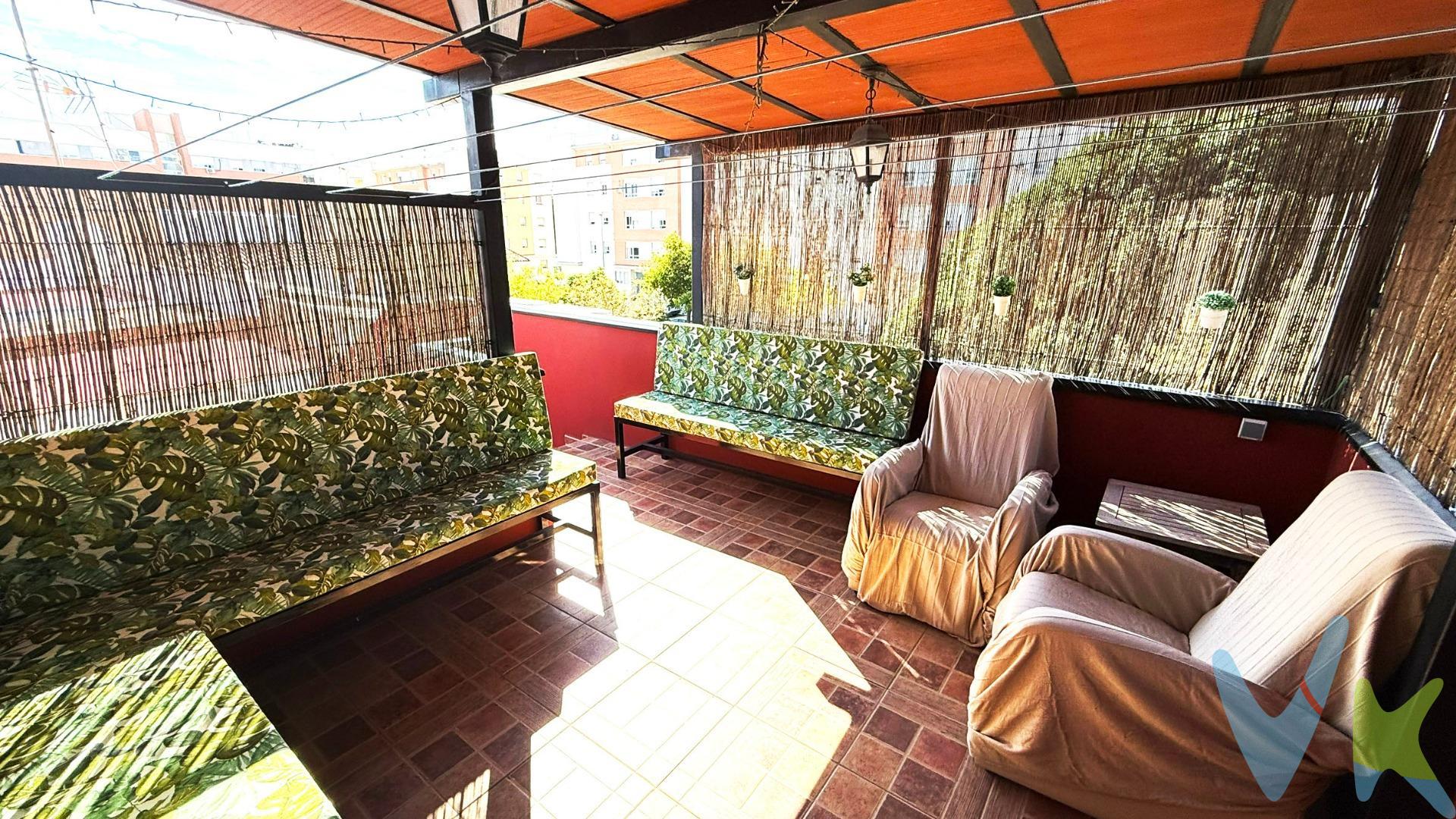 ¡Descubre tu nuevo hogar en la Plaza del Trovador! Te presentamos esta espectacular casa totalmente reformada, que destaca por sus excelentes calidades y su cuidado diseño. Características del inmueble:. - 3 Plantas: Espacios amplios y bien distribuidos para tu comodidad. - Planta Baja: .   - Salón-comedor luminoso, ideal para disfrutar en familia.   - Cocina completamente equipada, lista para que prepares tus mejores recetas.   - Baño completo y dormitorio, perfecto para recibir visitas o como habitación adicional.   . - Primera Planta:.   - 3 dormitorios completos, ideales para una familia.   - Baño adicional para mayor comodidad.   - Lavadero y patio, un espacio práctico para tus tareas diarias.   - Acceso a un castillete con trastero y una encantadora terraza, perfecta para relajarte y disfrutar del buen tiempo. Detalles adicionales:. - La vivienda está muy cuidada, con acabados de calidad y todo lo necesario para entrar a vivir. - Dispone de 4 aires acondicionados para garantizar tu confort en cualquier época del año. - Ubicación inmejorable: rodeada de servicios y a tan solo 5 minutos a pie del centro de Chiclana de la Frontera. Todo lo que necesitas al alcance de tu mano. No dejes pasar la oportunidad de adquirir esta maravillosa casa, donde cada rincón ha sido pensado para tu bienestar. ¡Contáctanos para más información y ven a visitarla!. CASA de 117 m² construidos (109 m² útiles) que consta de 4 dormitorios, todos con aire acondicionado, 2 baños, salón, cocina y castillete con terraza. VEN A VISITARLA!. Informamos a nuestros clientes de que los gastos de Notaría, Gestoría, Impuestos y los honorarios de la agencia no están incluidos en el precio. A su vez, disponemos del Documento Informativo Abreviado de la propiedad (Según Decreto 218/2005, del 11 de Octubre) y de Seguro de Caución, para la protección del dinero entregado como señal para la Reserva de una vivienda. . 