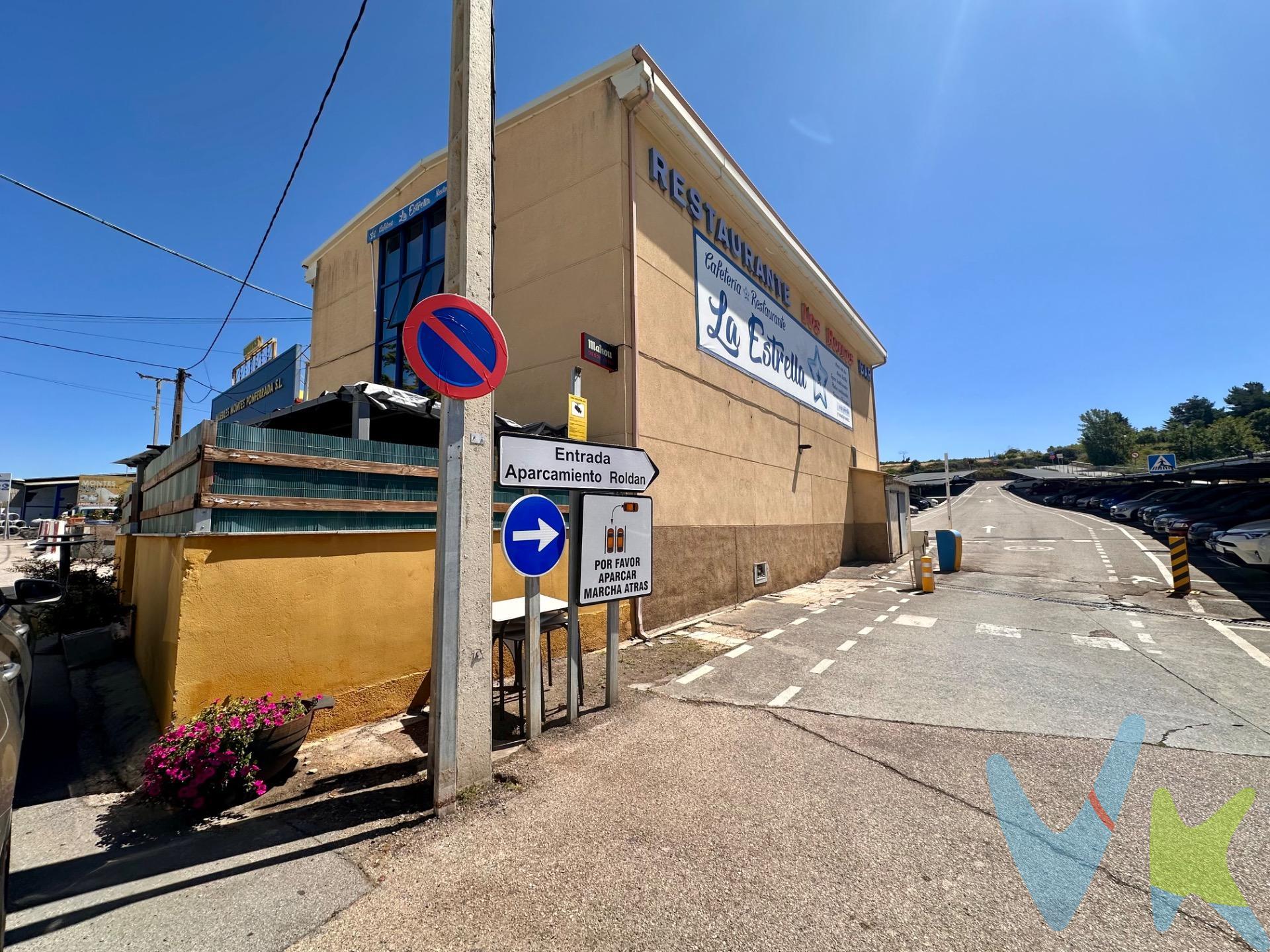 Oportunidad única de inversión en el sector de la hostelería, ubicada en Ponferrada, concretamente en la zona tranquila y estratégica de Santo Tomás de las Ollas. Este negocio cuenta con una superficie construida de 131 m² y se encuentra actualmente funcionando, lo que garantiza un flujo constante de clientes gracias a su ubicación privilegiada al lado del Roldán. Su acceso, cercanía con autobuses locales y su amplio aparcamiento cercano facilita la comodidad del cliente. La propiedad tiene un buen estado general y está diseñada para maximizar el espacio exterior disponible sobre una parcela total de 193 m². Dispone además aseos adaptados para uso público, tanto en planta calle como en el comedor en planta superior,  e instalaciones listas para emprender tu propio proyecto sin necesidad realizar inversiones adicionales significativas. *Por mandato expreso del propietario, comercializamos este inmueble en EXCLUSIVA, lo que garantiza el acceso a toda la información, a un servicio de calidad, en un trato fácil, sencillo y sin interferencias de terceros. Por este motivo, se ruega no molestar al propietario, a los ocupantes de la propiedad o a los vecinos. Muchas gracias por su comprensión*. . 