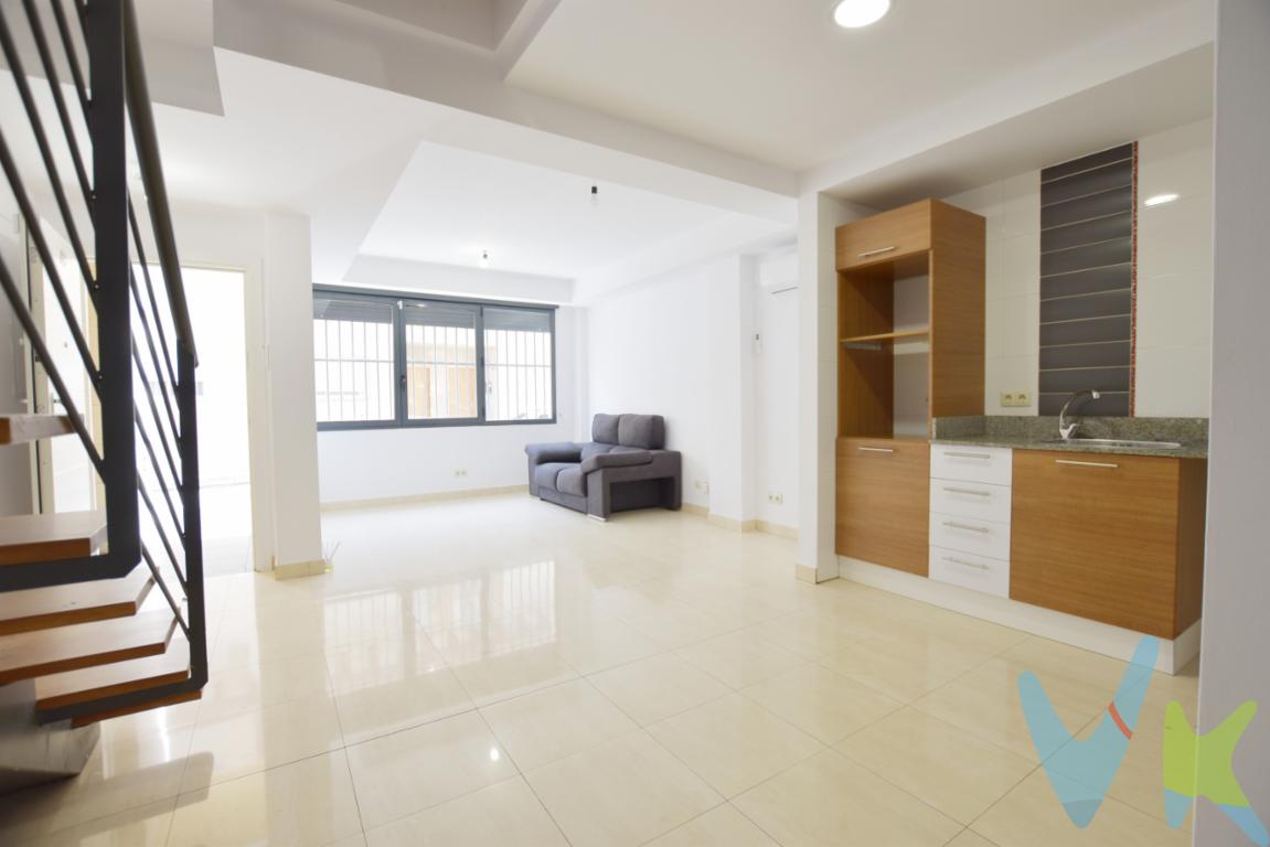 A unos 33km de la ciudad Valencia, tenemos la vivienda que estabas buscando. Estamos en Gilet rodeado por la Sierra Calderona y el Río Palancia, un estilo de vida muy solicitado a la hora de comprar una vivienda para los amantes de la naturaleza, a la vez que cerca del mar. Te proponemos una vivienda renovada, prácticamente a estrenar, para entrar a vivir, y situada en la zona alta del núcleo urbano, tipo adosado, rodeada de pinos carrascos y a la vez dentro de la población. No tendrás que preocuparte por las altas de suministros. Destacar algunas mejoras como las puertas lacadas en blanco, vitrocerámica, campana y calentador a estrenar, además de suelo de parquet en la planta de las habitaciones y 3 splits, uno por planta. La vivienda está distribuida en tres plantas, de 49m2 cada una, más ático con terraza de unos 8m2 con vistas espectaculares. y despejadas. La casa tiene 171m2 construidos, incluido semisótano, según catastro y con elementos comunes. Hay tres habitaciones, dos en planta primera y la suite en planta tercera con balcón doble, así como dos baños, uno por planta,  e incluye plaza de garaje  grande y trastero independiente, solo para tres vecinos. Vivir aquí es estar de vacaciones todo el año. Gilet cuenta con tren de cercanías, muy buena comunicación, a 15 minutos de la localidad de Puçol, siendo los pueblos más próximos, Sagunto a 8 minutos, Albalat dels Tarongers y Petrés. Dispone de todos los servicios necesarios, colegios, centro de salud, tiendas, así como supermercados para hacerte la vida más feliz. ¿Hablamos? Llámanos y hacemos realidad tu proyecto de vida.Contamos con 30 años de experiencia acreditada y nuestro objetivo es garantizarle un servicio de compra humano, ético, de calidad, fácil y seguro. Nuestro equipo lo integran agentes con la titulación AIR (Agente Inmobiliario Registrado) y Agentes Certificadores de la categoría Premium en certificación de inmuebles y debidamente registrados en el Registro de Agentes de Intermediación de la CV (RAICV 0743). Consulte en nuestras reseñas de Google lo que opinan los clientes que ya han trabajado con nosotros.El precio NO incluye: Impuestos, gastos de Notaría, registro y honorarios de inmobiliaria. 